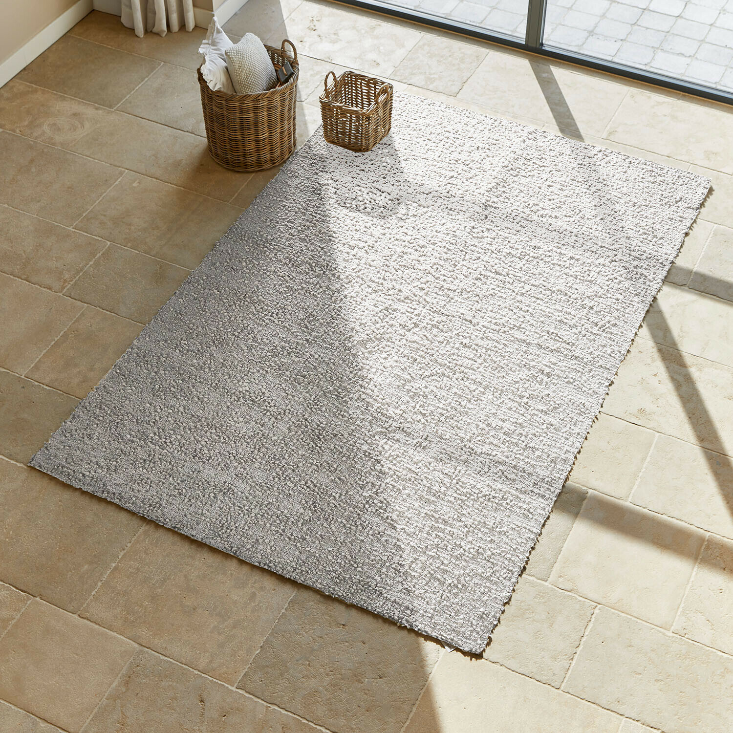 Tappeto Wodaha Tappeto grigio chiaro in materiale morbido su pavimento beige per un ambiente accogliente