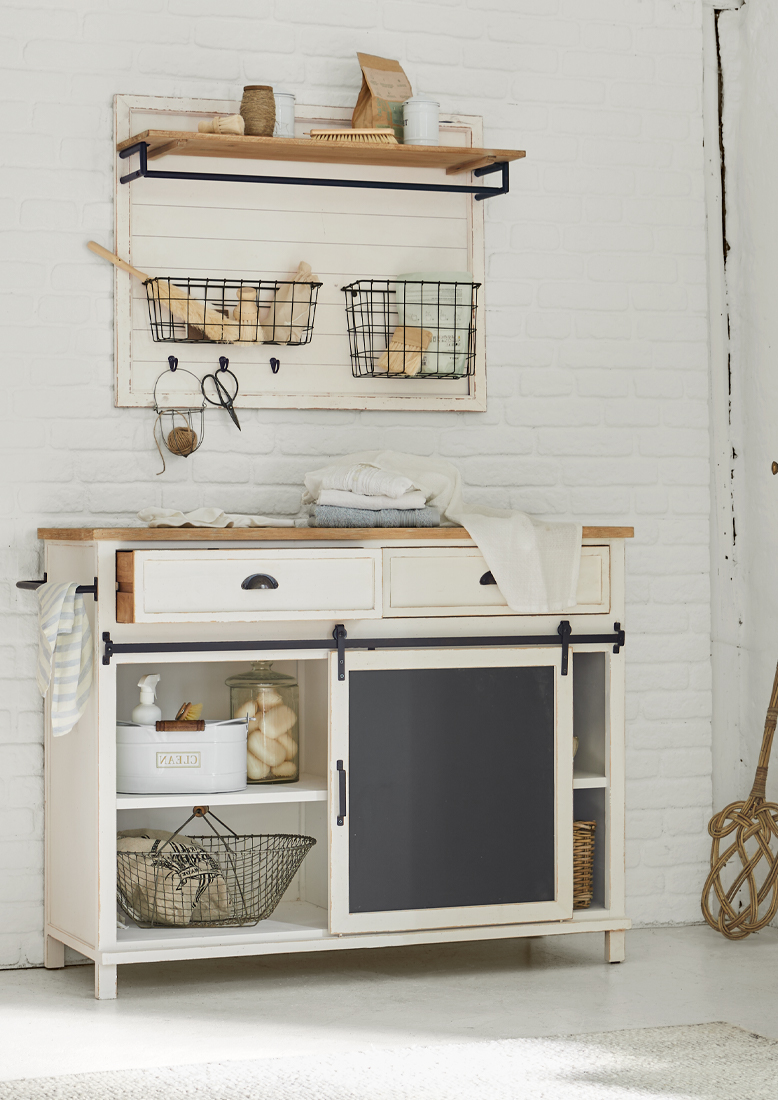 Credenza in legno bianco con porta lavagna nera e cestini metallici a parete, stile rustico