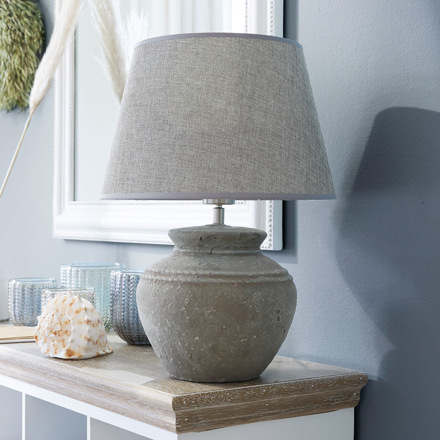 Lampada da tavolo Cleveland Lampada da tavolo con base in ceramica grigia e paralume beige su piano in legno