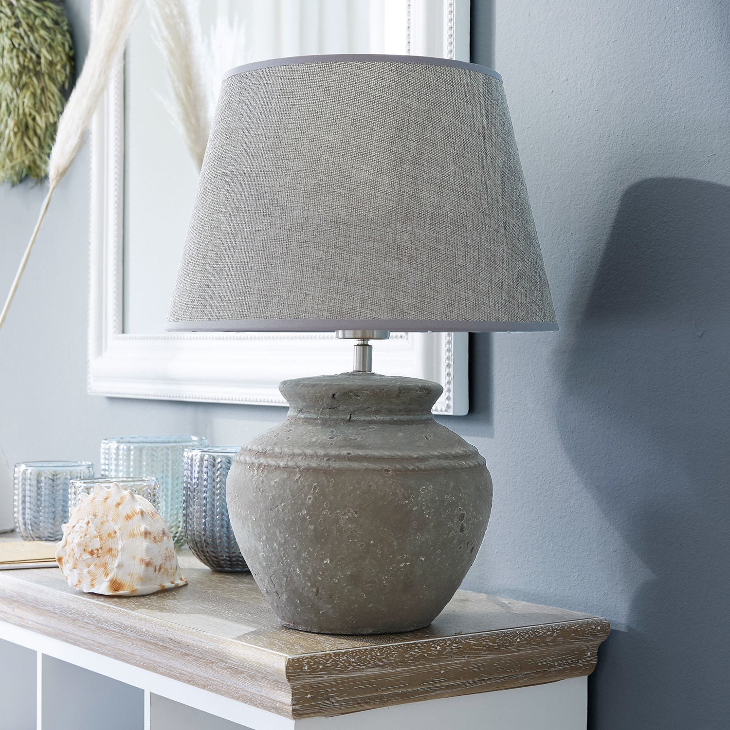 Lampada da tavolo Cleveland Lampada da tavolo con base in ceramica grigia e paralume beige su piano in legno