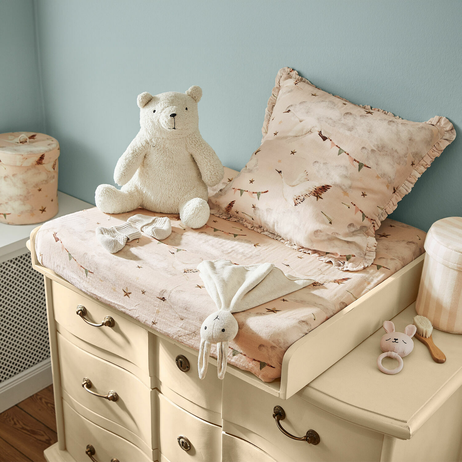 Piano fasciatoio Aiguillon Fasciatoio beige su cassettiera con copertura rosa e peluche in camera bambini