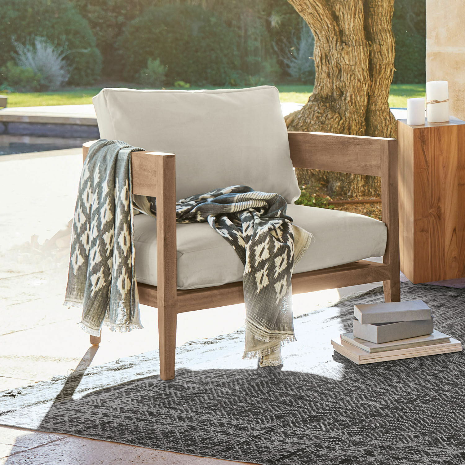 Poltrona Courtelevant Poltrona con rivestimento beige chiaro e struttura in legno, coperta grigia decorata su terrazza