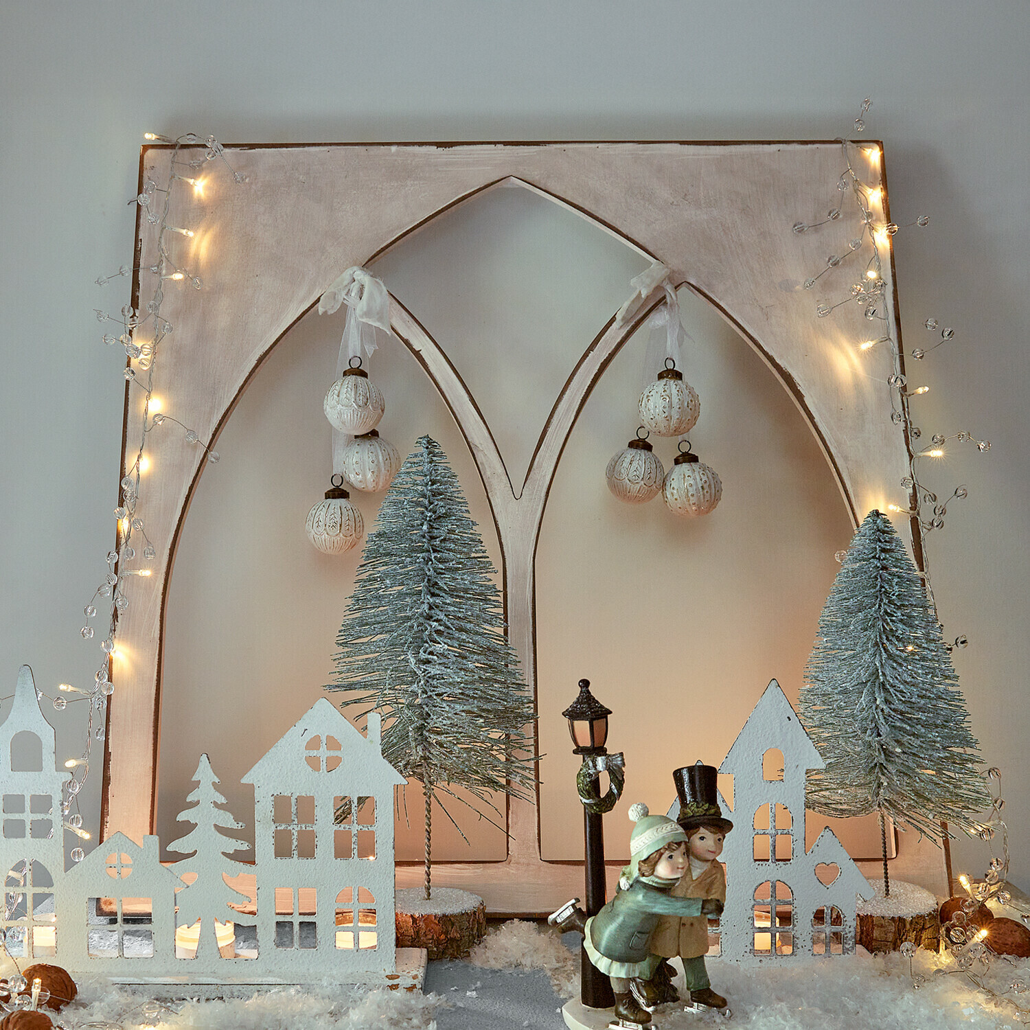 Finestra decorativa Kiraline Decorazione natalizia con casette bianche, alberi verdi e figure di pattinatori su ghiaccio