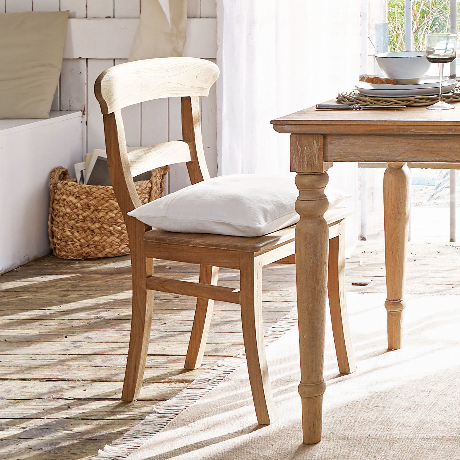 Sedia Masters Sedia in legno colore naturale con cuscino bianco in interno rustico luminoso