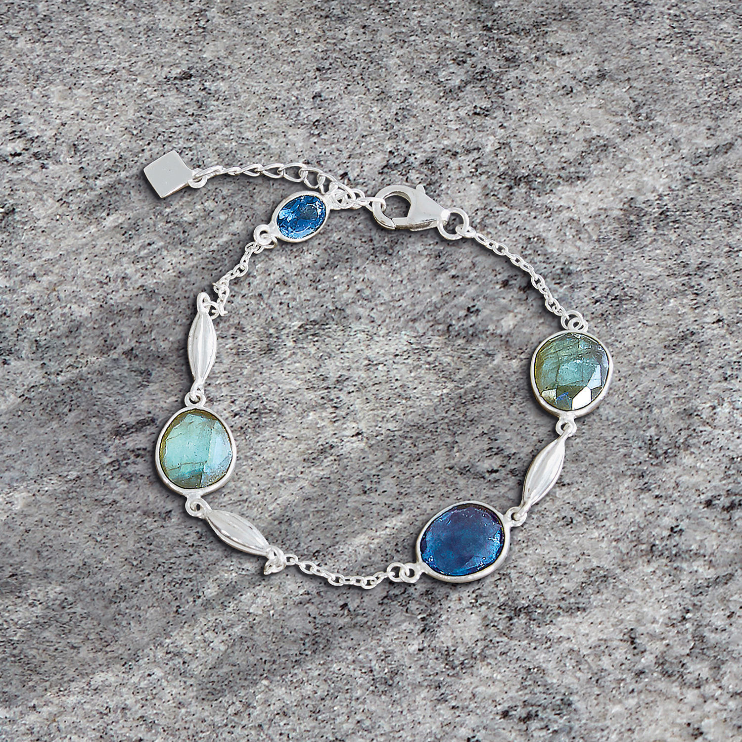 Braccialetto Chantoux Delicato bracciale in argento con pietre blu e verdi su sfondo grigio