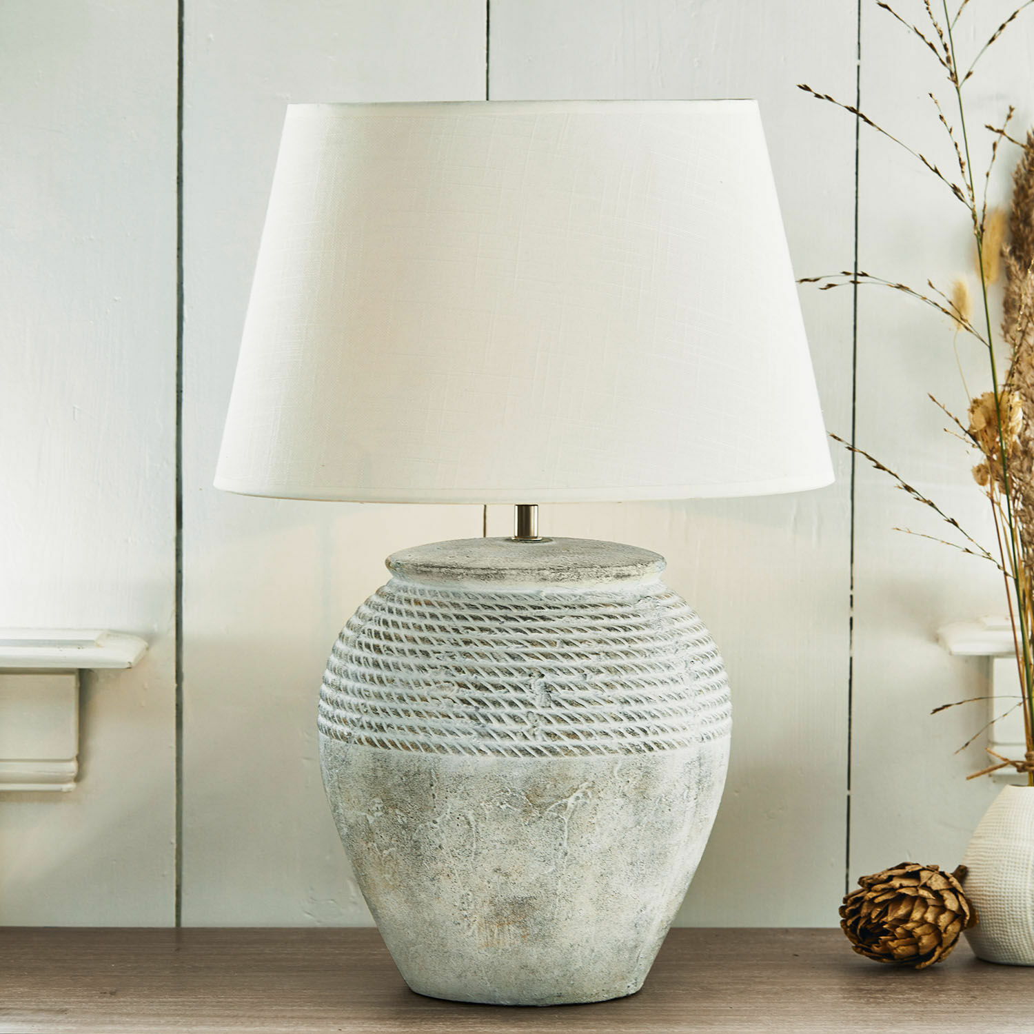 Lampada da tavolo Brookline Lampada da tavolo con paralume bianco e base in ceramica grigia con trama a corda
