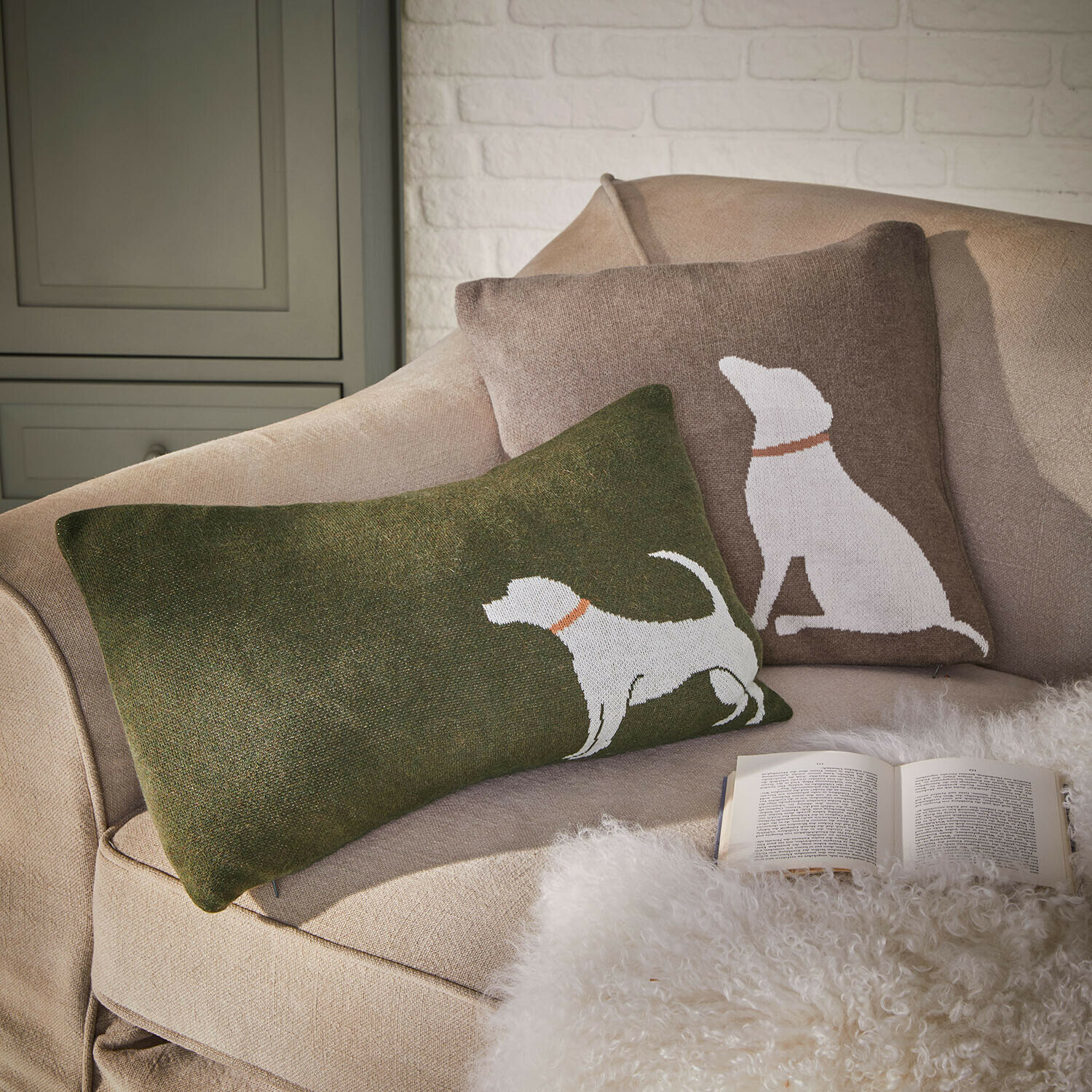 Coppia di copricuscini Olyden Set di due cuscini decorativi con motivo cane bianco su sfondo verde e marrone su divano beige