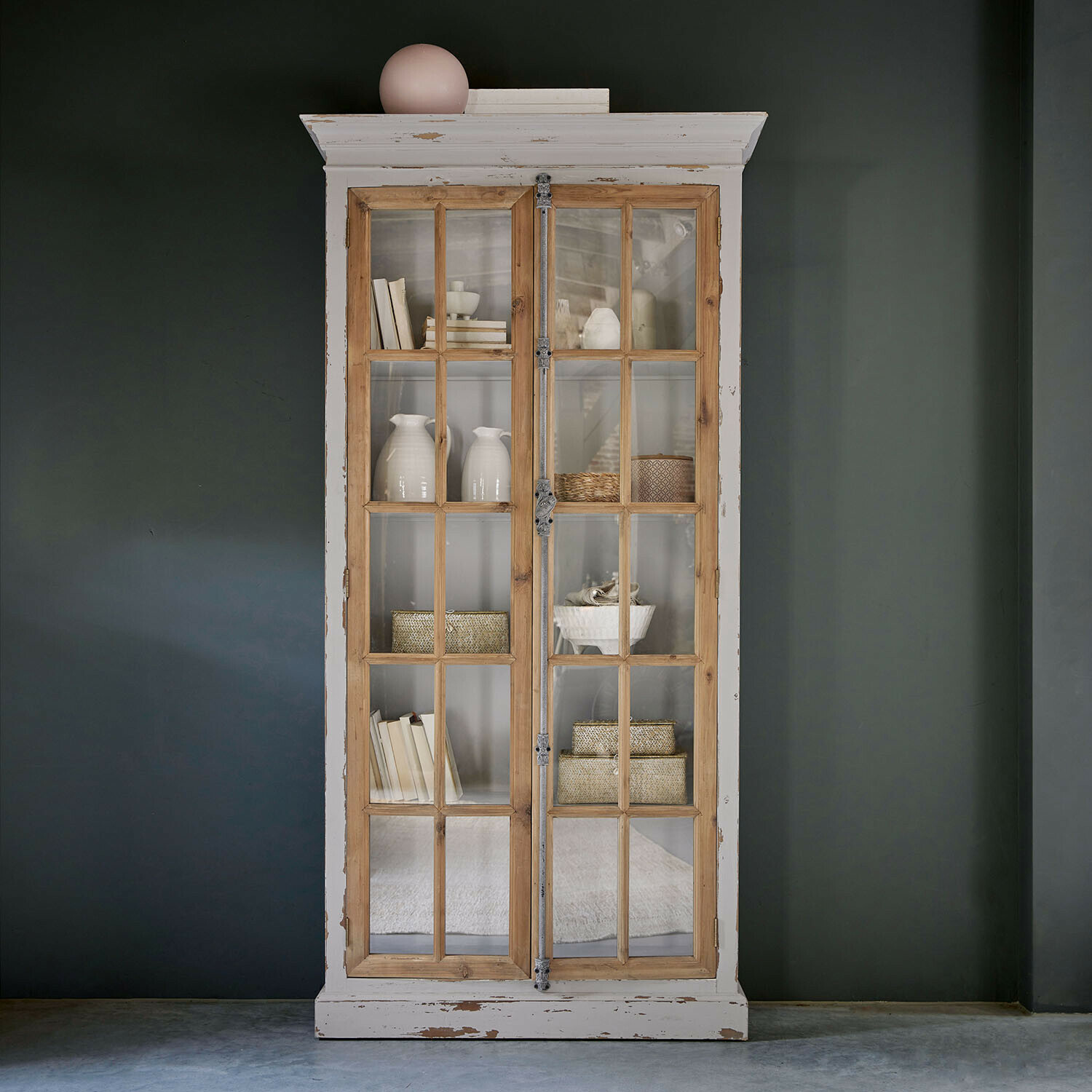 Vetrina Philippe Vetrina in legno con cornice bianca invecchiata e porte in vetro, decorazioni e libri all'interno