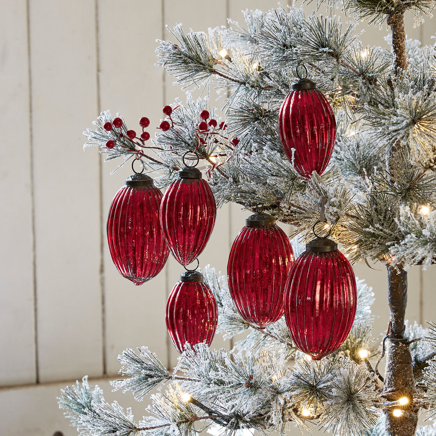Set di 6 decorazioni natalizie Blavet Decorazioni natalizie rosse in vetro su ramo innevato con luci LED