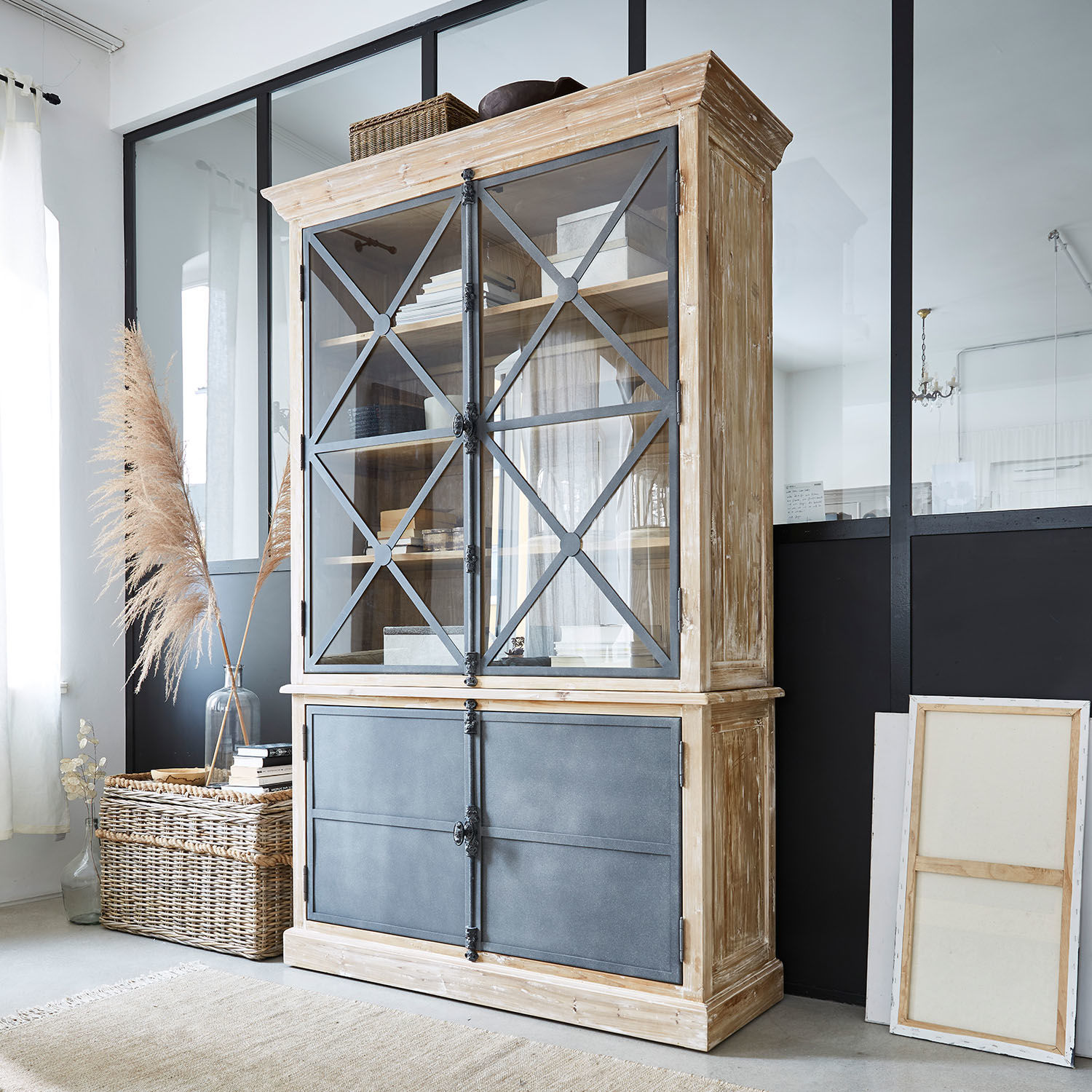 Mobile con ante in vetro Kingswin Grande vetrina in legno con porte metalliche grigie, stile industriale per soggiorno