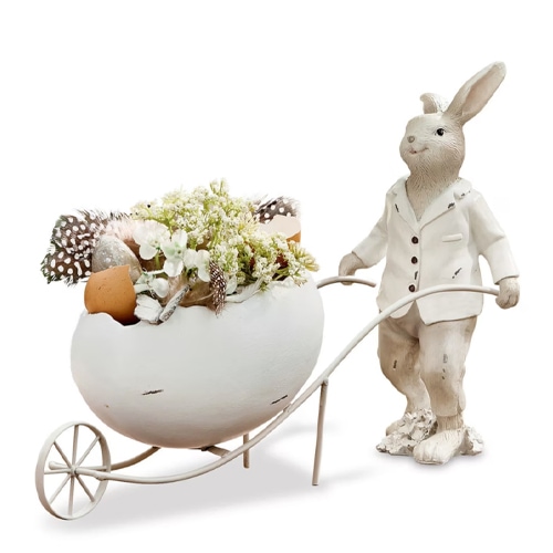Coniglio decorativo bianco con vaso a forma di guscio d'uovo pieno di fiori e piume, decorazione primaverile