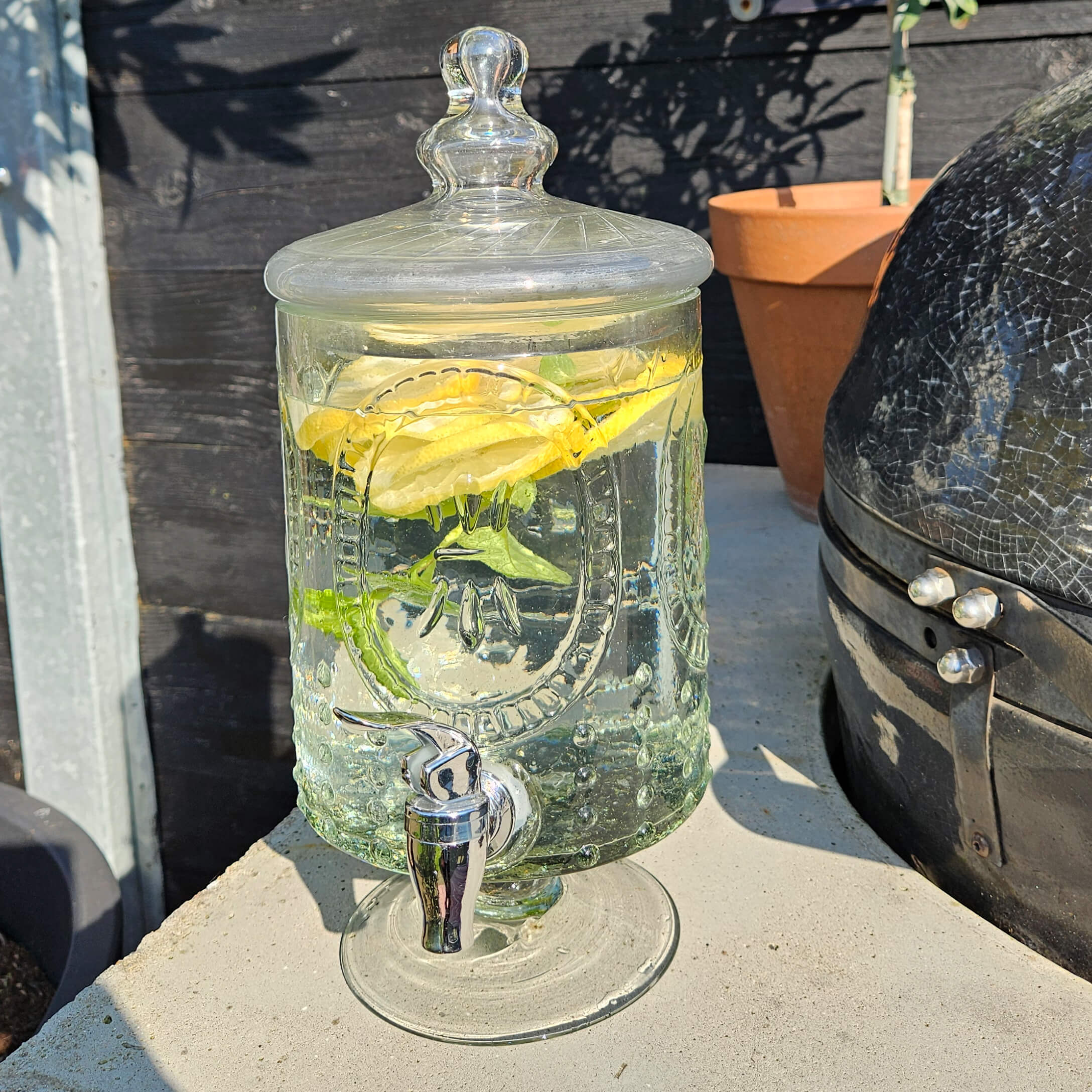 Dispenser per bevande in vetro con coperchio, acqua con limone e menta, ideale per feste estive