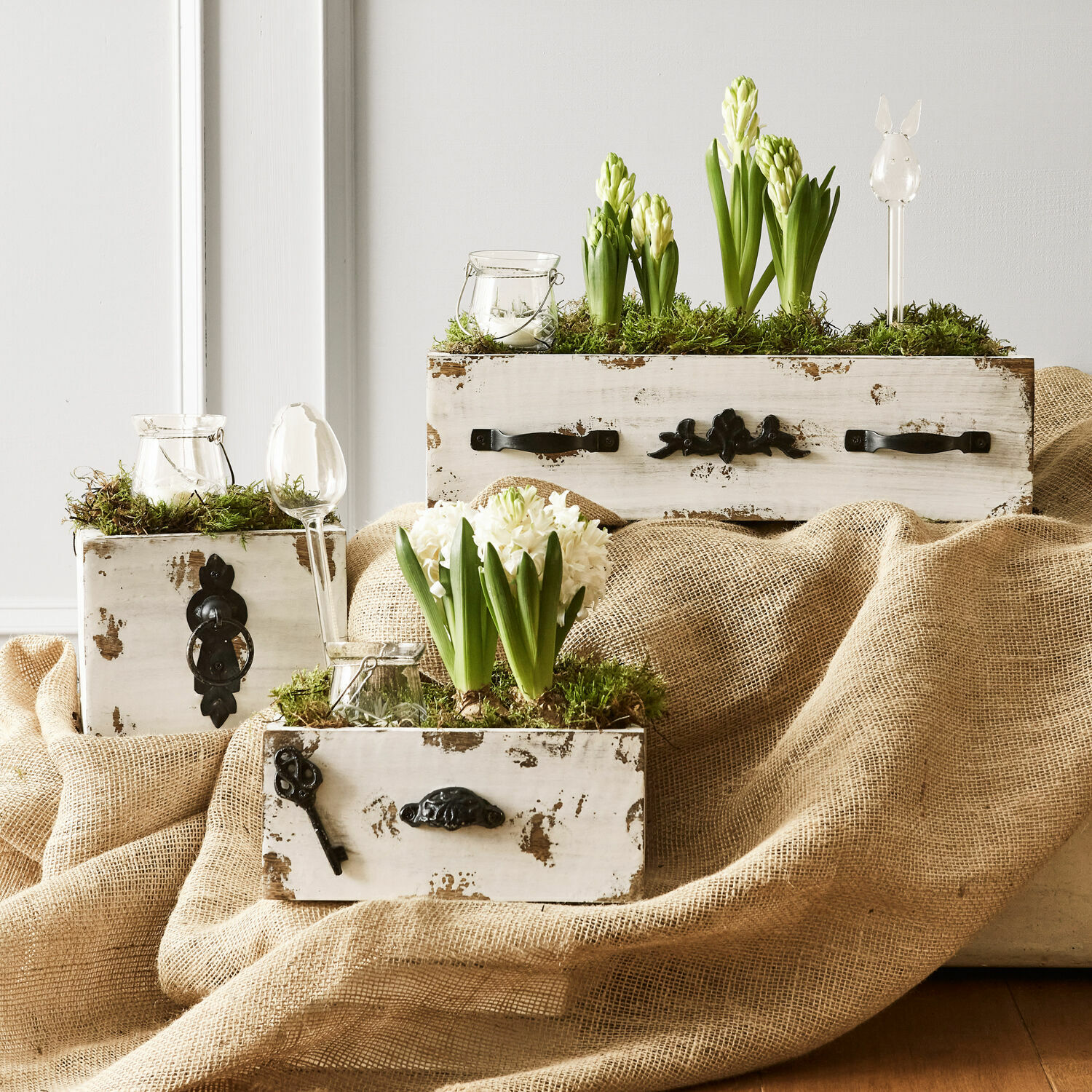 Set di 3 cassette decorative Gorik Cassette rustiche in legno bianco con giacinti verdi e bianchi e muschio decorativo