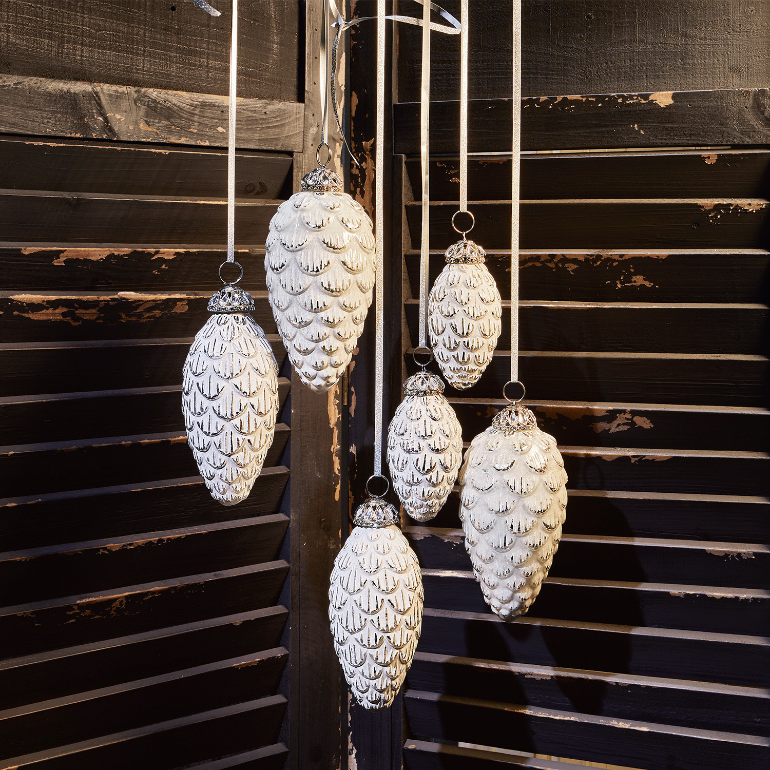 Set di 6 decorazioni natalizie Éva Set di decorazioni a forma di pigna bianche in metallo da appendere per decorazioni natalizie