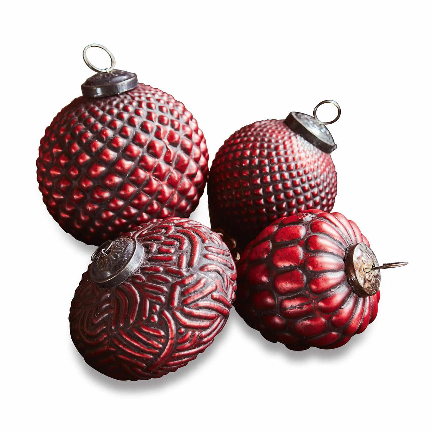 Set di 4 decorazioni natalizie Meyen Quattro palline di Natale rosse con diverse texture e ganci metallici per decorazioni festive