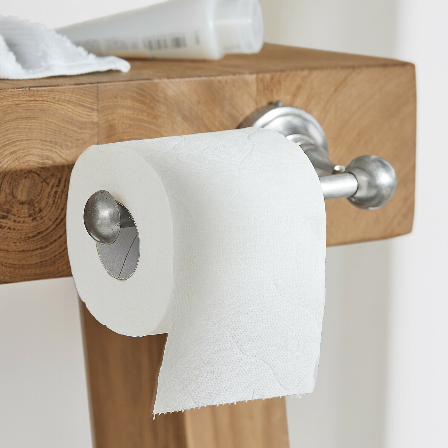 Portarotolo Pax Porta rotolo di carta igienica in acciaio inox montato su piano in legno in bagno