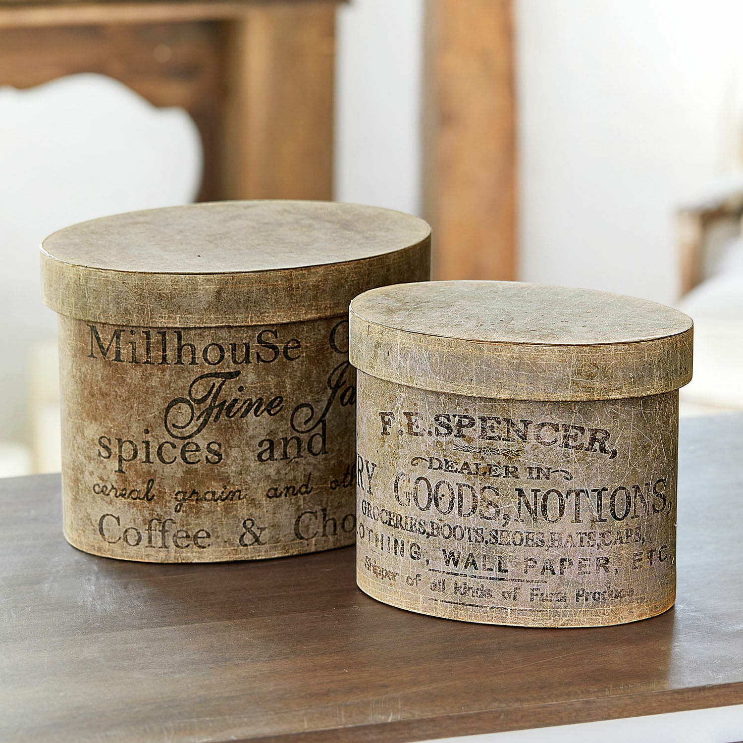 Coppia di scatole Tunguska Due scatole decorative rotonde marroni con stampa vintage su tavolo in legno