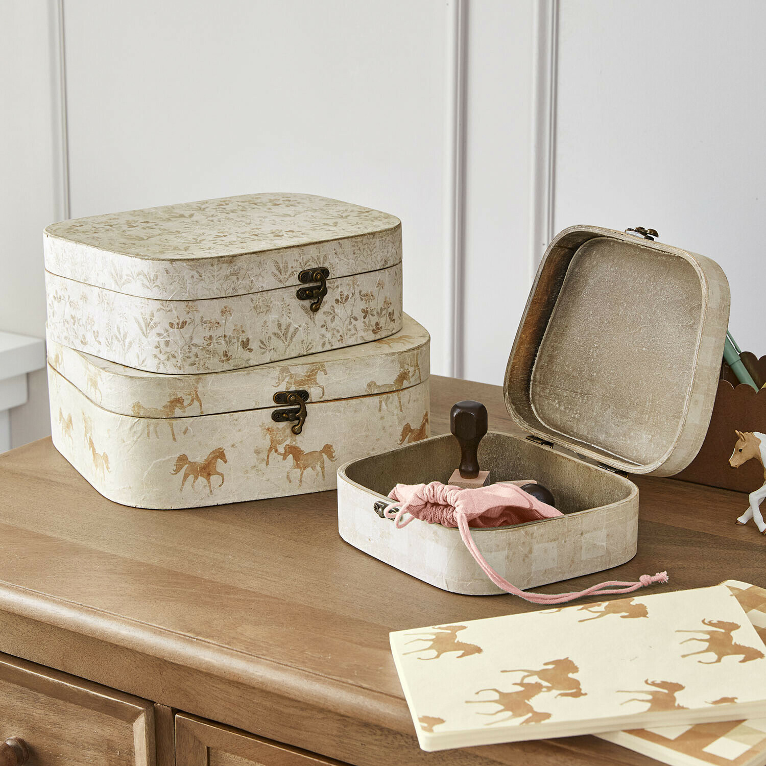 Set di 3 scatole Windermay Set di tre scatole decorative in carta beige con motivi di cavalli e fiori su tavolo in legno