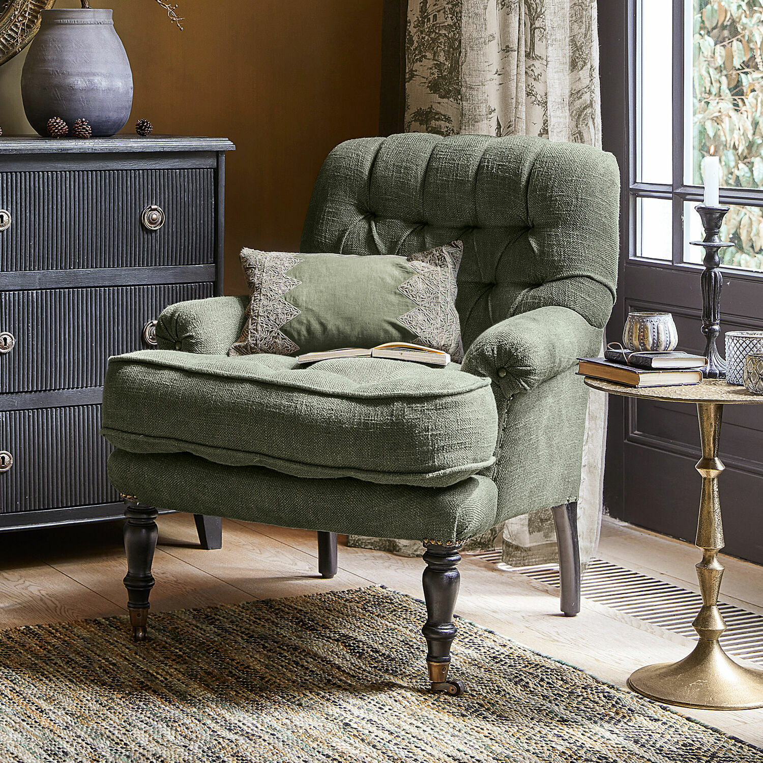 Poltrona Gyldford Poltrona verde imbottita in tessuto con cuscino decorativo in soggiorno accogliente