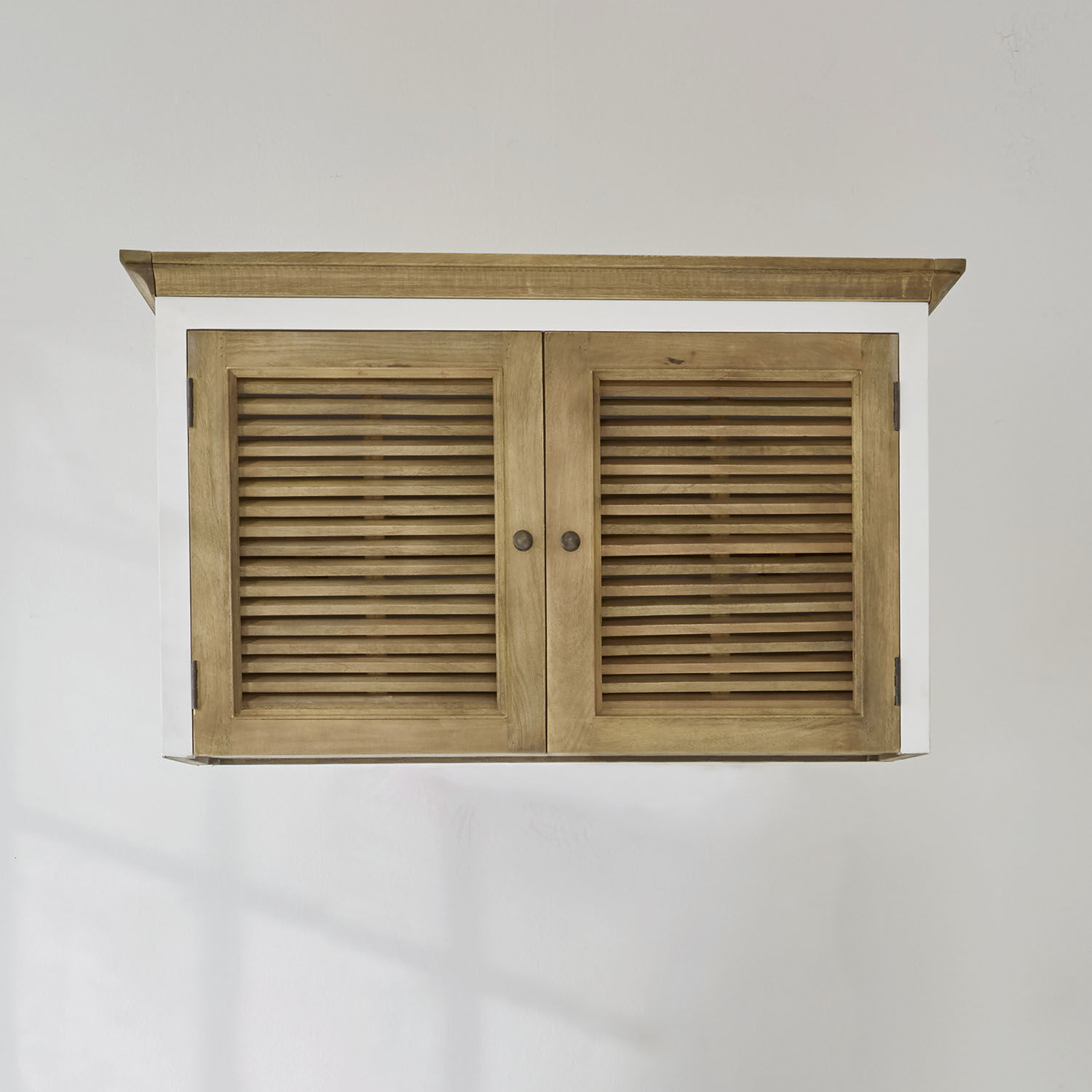 Elemento top Comtois Mobile da parete in legno naturale con cornice bianca e ante a persiana per riporre oggetti