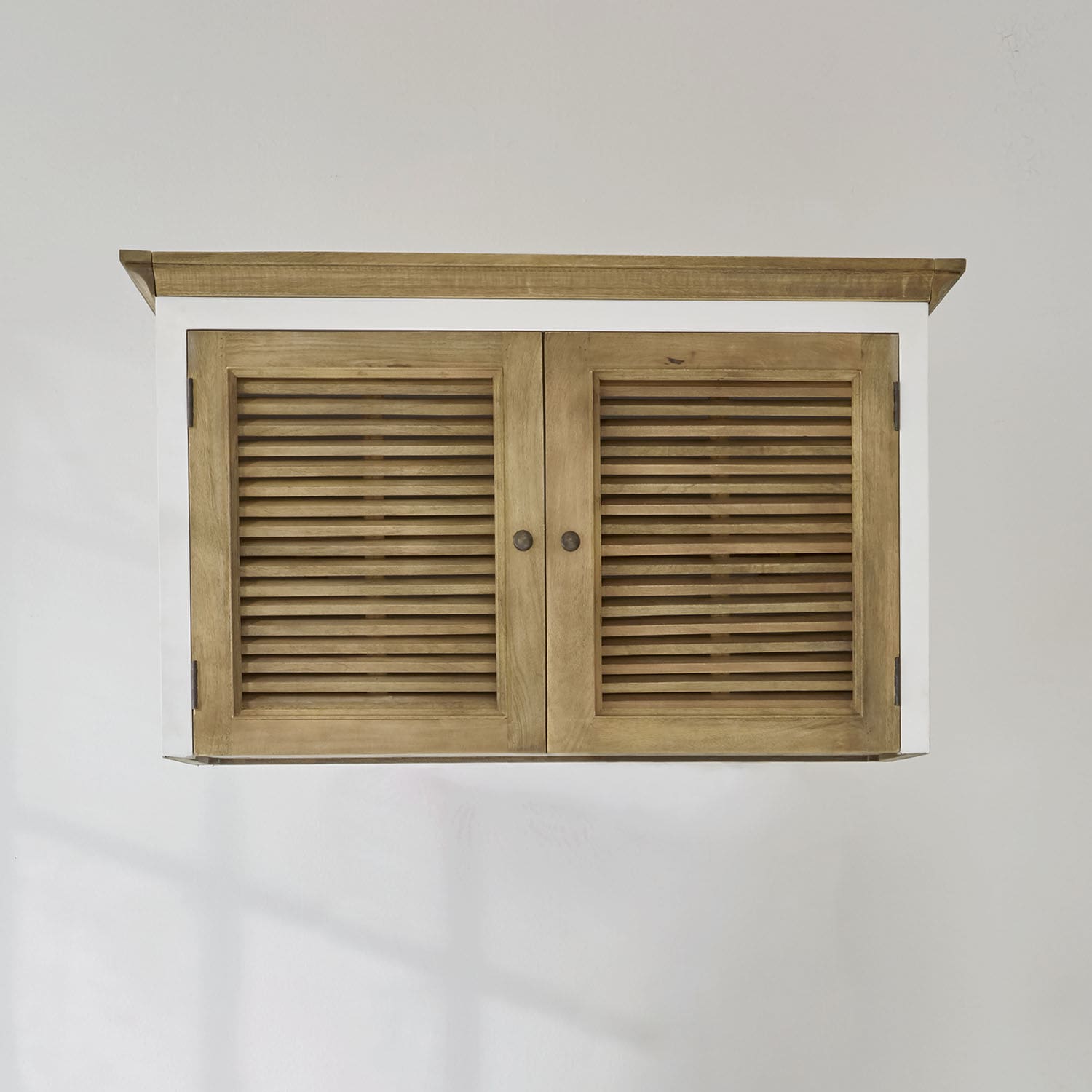 Elemento top Comtois Mobile da parete in legno naturale con cornice bianca e ante a persiana per riporre oggetti