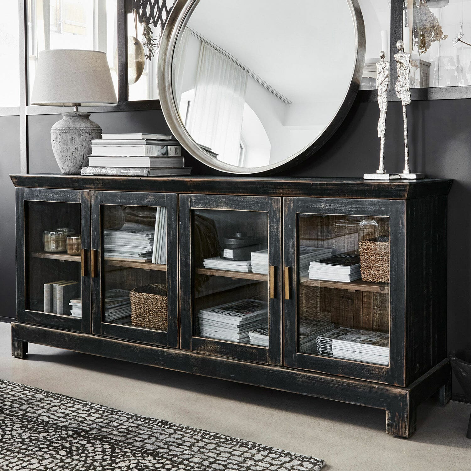 Credenza bassa Nivelles Credenza in legno nero con ante in vetro e maniglie in ottone in stile vintage