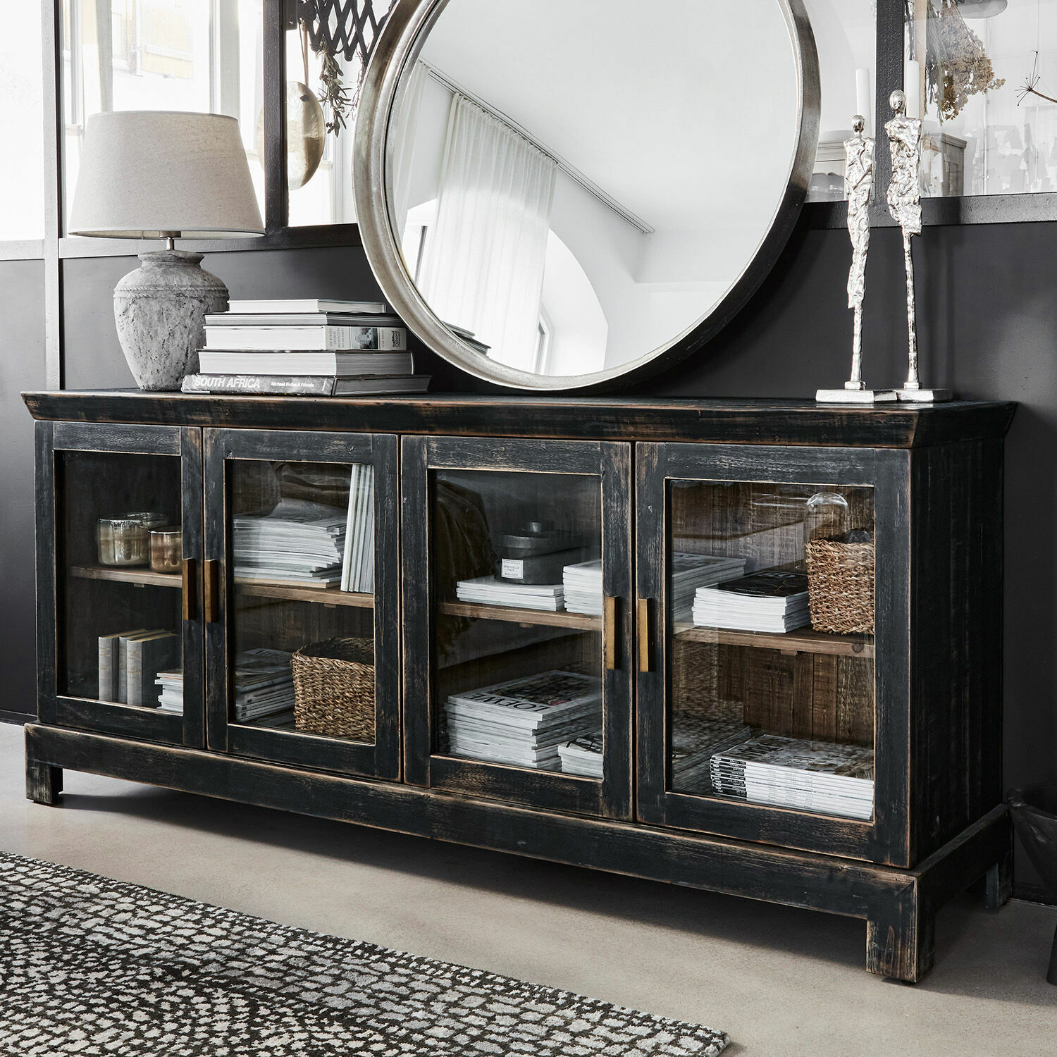Credenza bassa Nivelles Credenza in legno nero con ante in vetro e maniglie in ottone in stile vintage