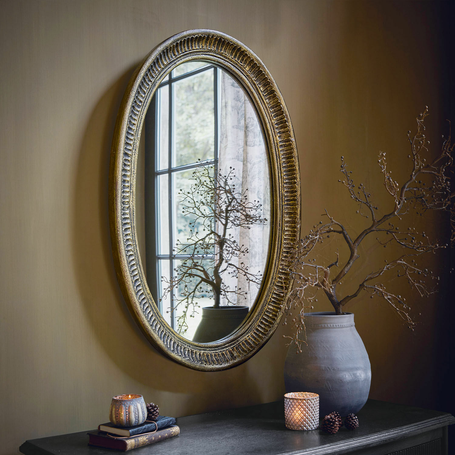 Specchio Boissiére Specchio ovale con cornice dorata antica appeso a parete, decorazione tavolo con vaso e candele