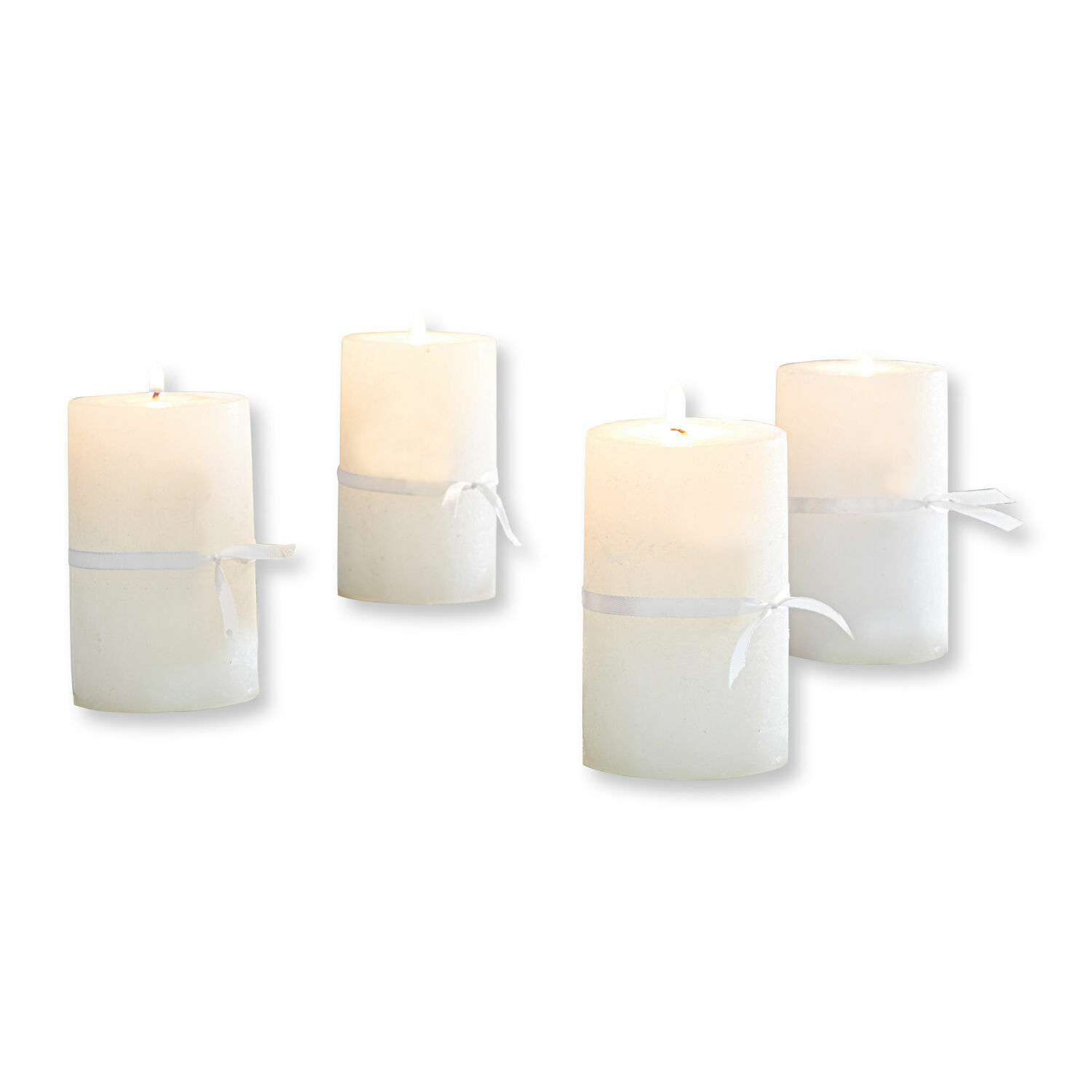 Set di 4 candele Braga Set di quattro candele decorative bianche con nastro, ideali per decorazioni d'interni.