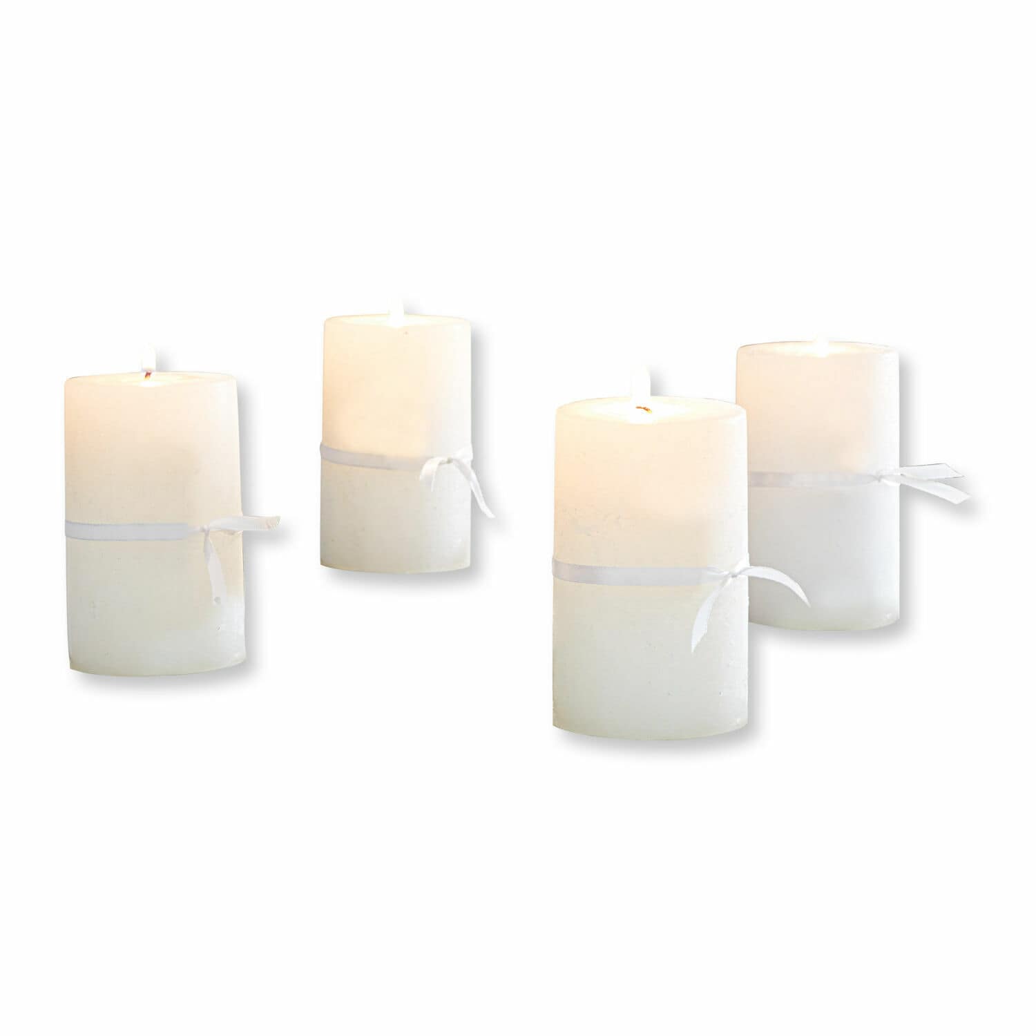 Set di 4 candele Braga Set di quattro candele decorative bianche con nastro, ideali per decorazioni d'interni.
