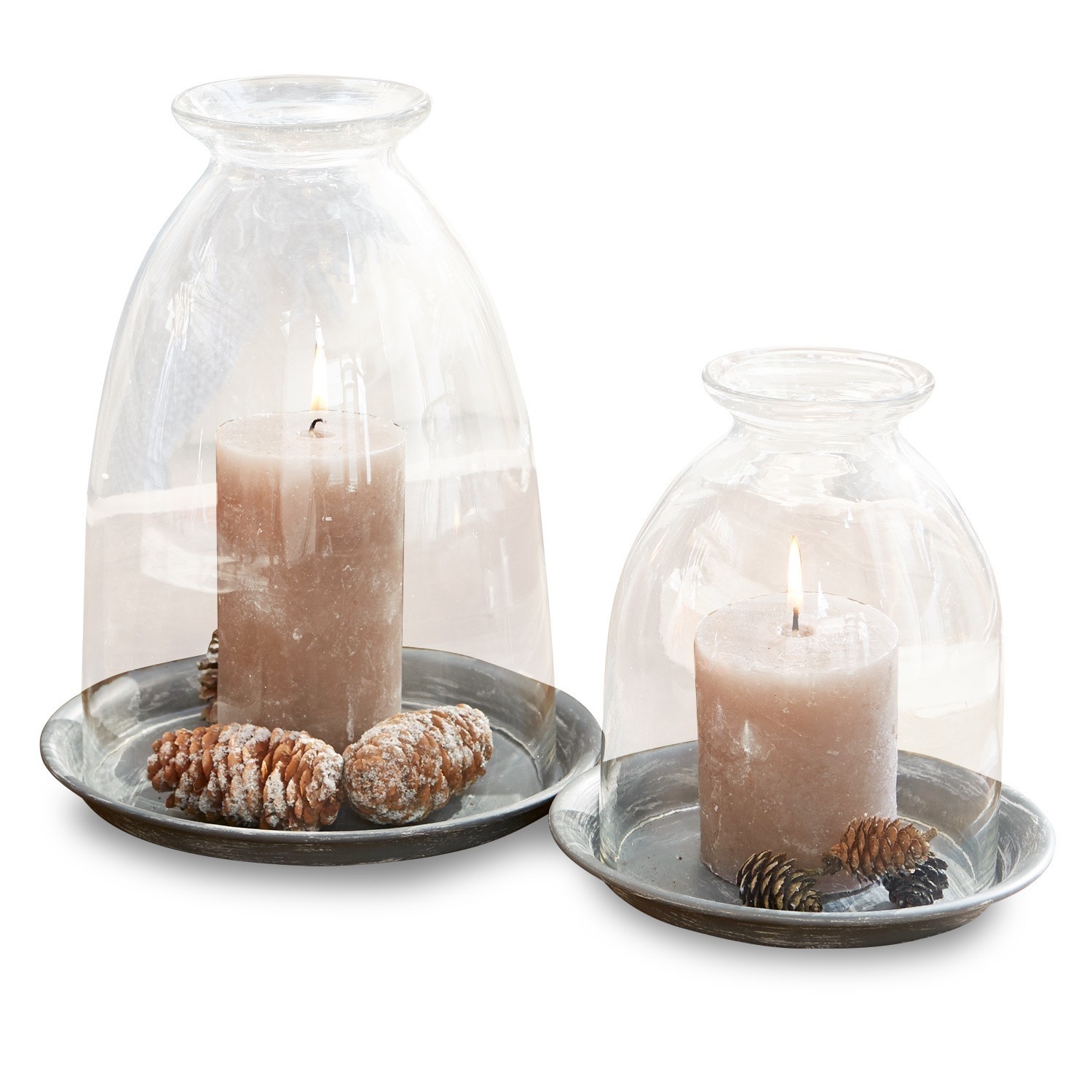 Coppia di portacandele Gwendale Set di due candele sotto campane di vetro su basi metalliche con pigne decorative