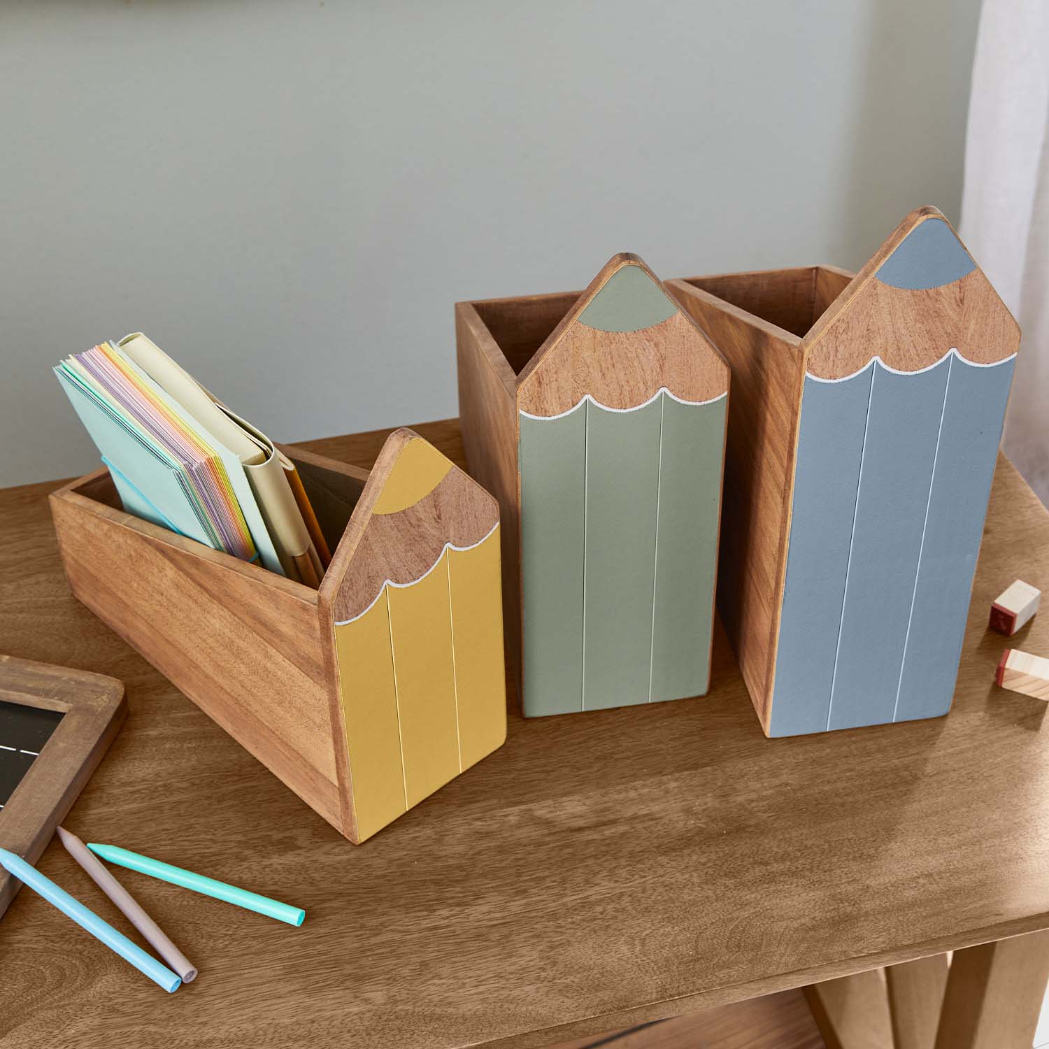 Contenitori da scrivania in legno a forma di matite giallo, verde e blu per organizzare