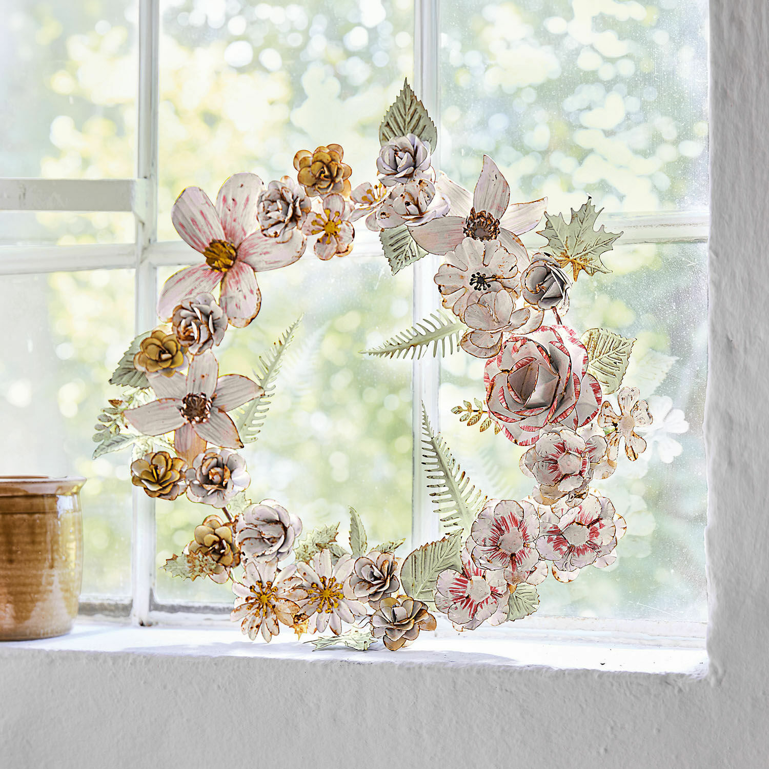 Ghirlanda Jesse Corona decorativa di fiori metallici in colori pastello su finestra, ornamento per interni