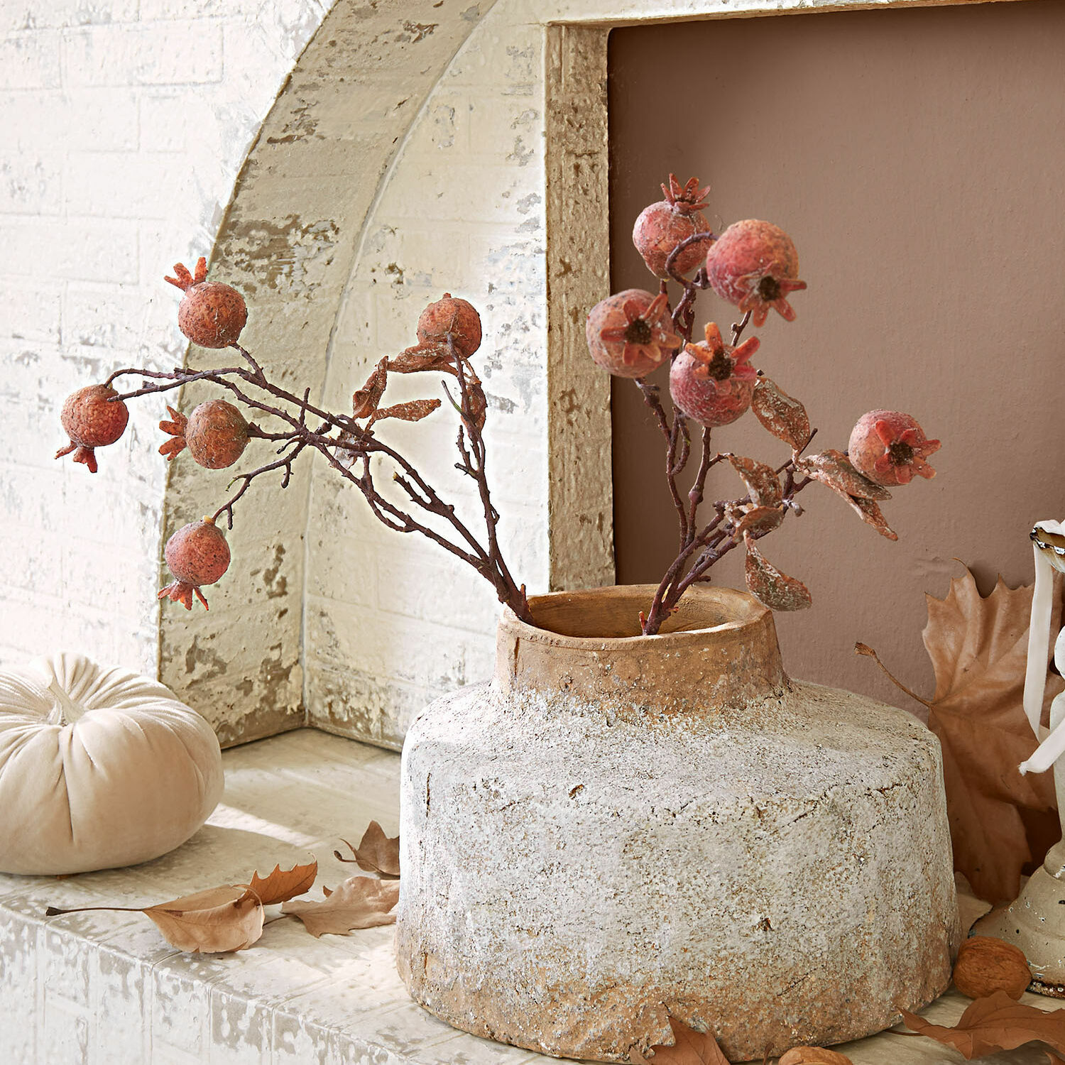 Coppia di rami decorativi Salviero Vaso rustico in ceramica beige con decorazione di melograni secchi su mensola