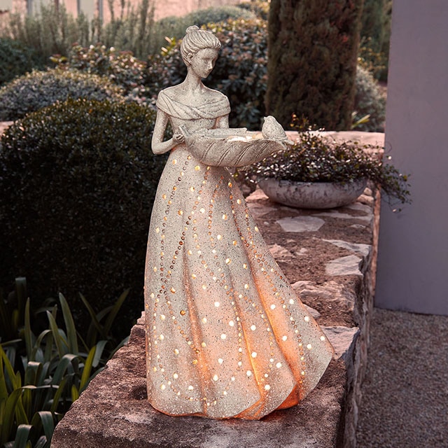 Lampada decorativa da giardino a forma di donna in pietra con luce calda attraverso i fori del vestito