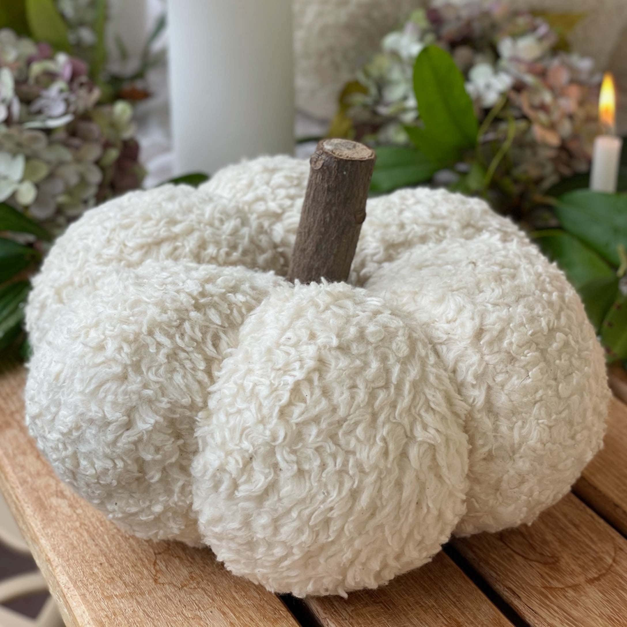 Zucca decorativa in tessuto bianco morbido con gambo in legno per tavola autunnale