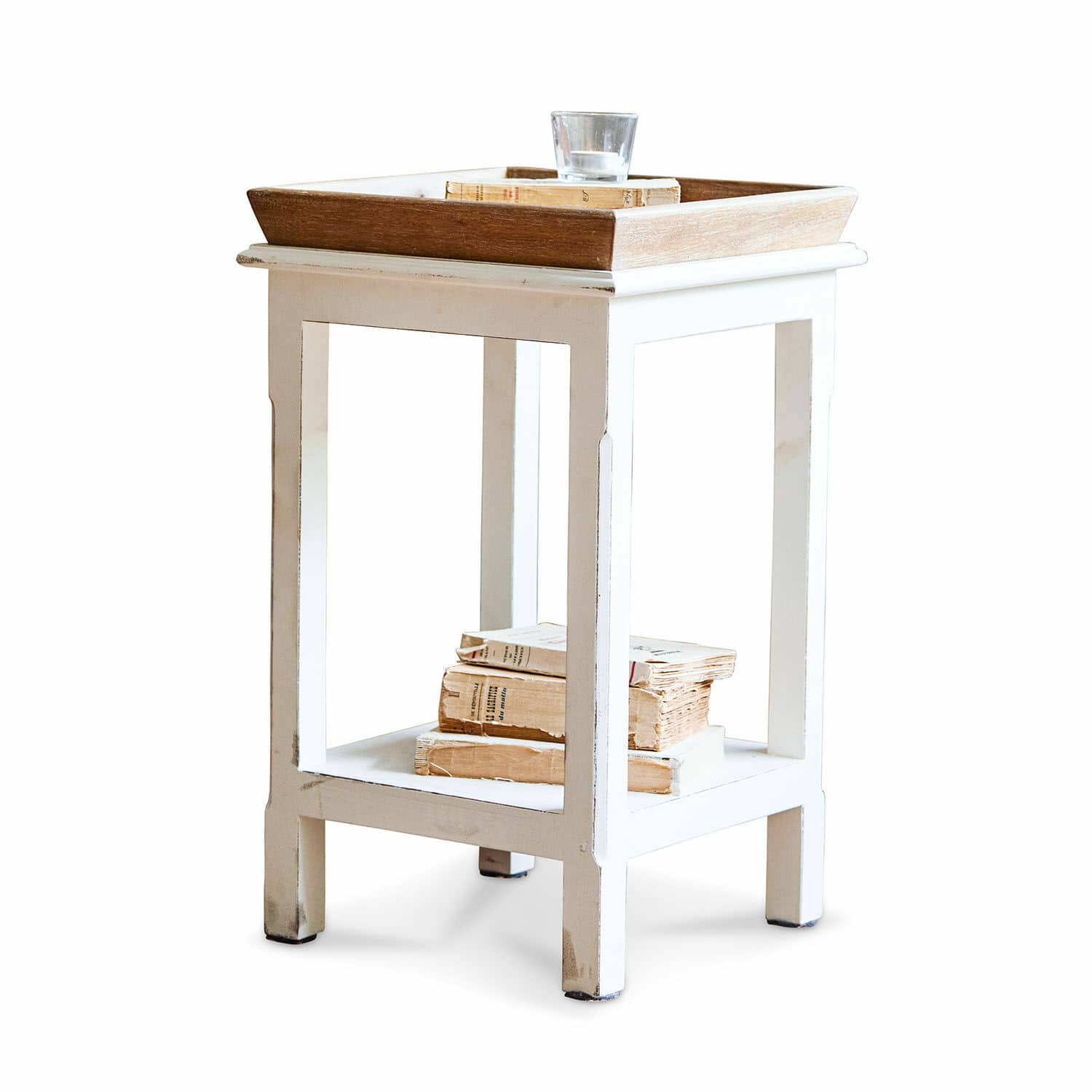 Tavolino di complemento Vieille Tavolino in legno bianco con ripiano e vassoio marrone, decorato con libri e candela