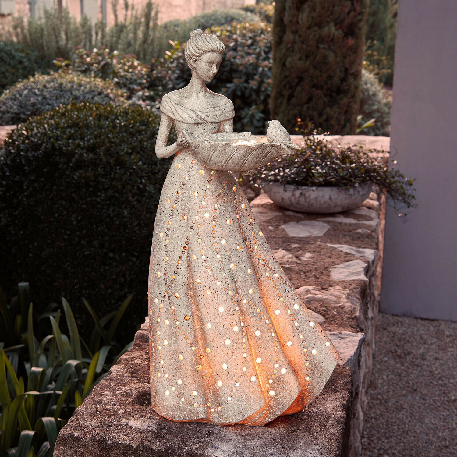 Statuina decorativa a LED Maurelle Scultura illuminata in pietra di donna con abito traforato, decorazione da giardino con uccello