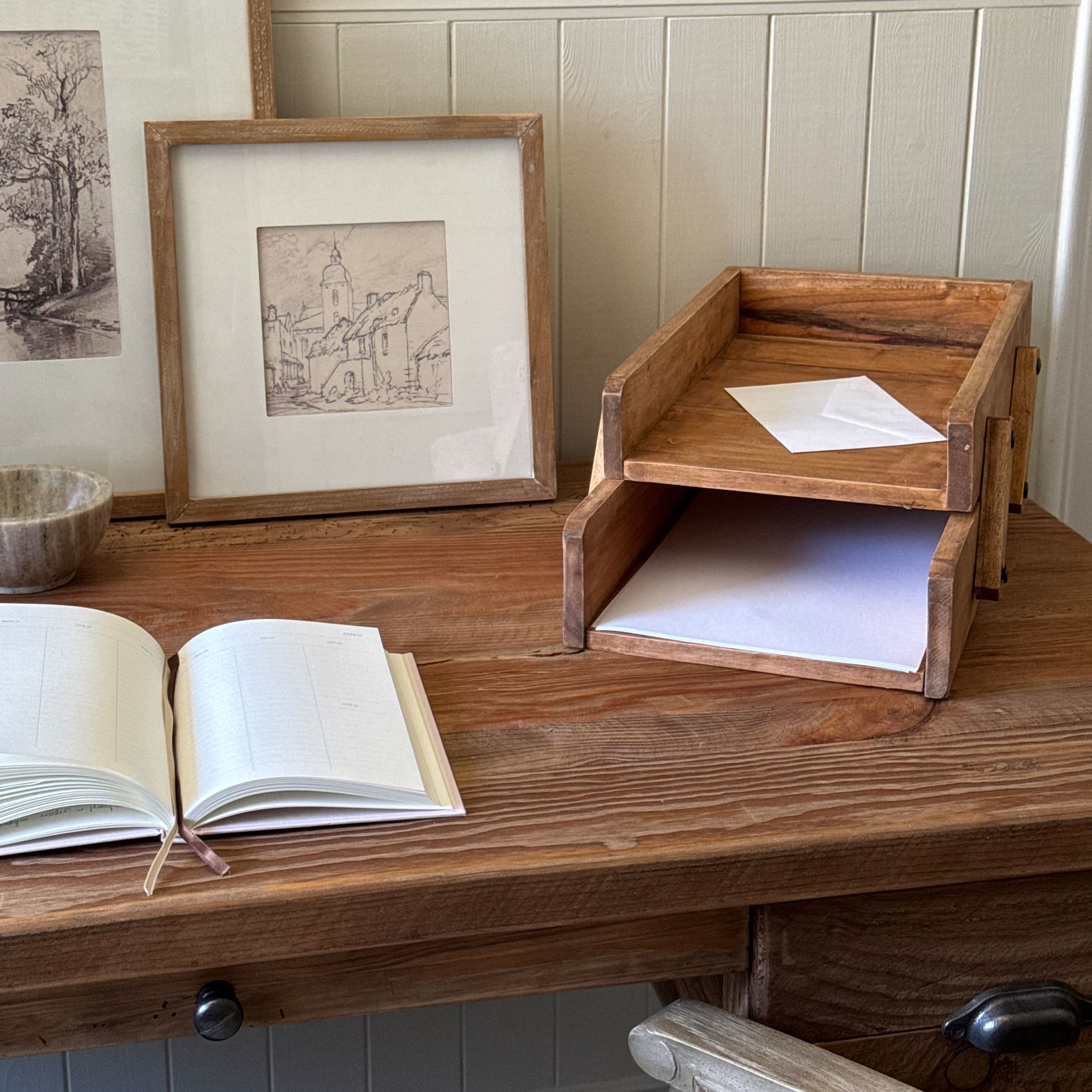 Organizzatore da scrivania in legno con due scomparti e busta bianca, stile rustico e colore naturale del legno