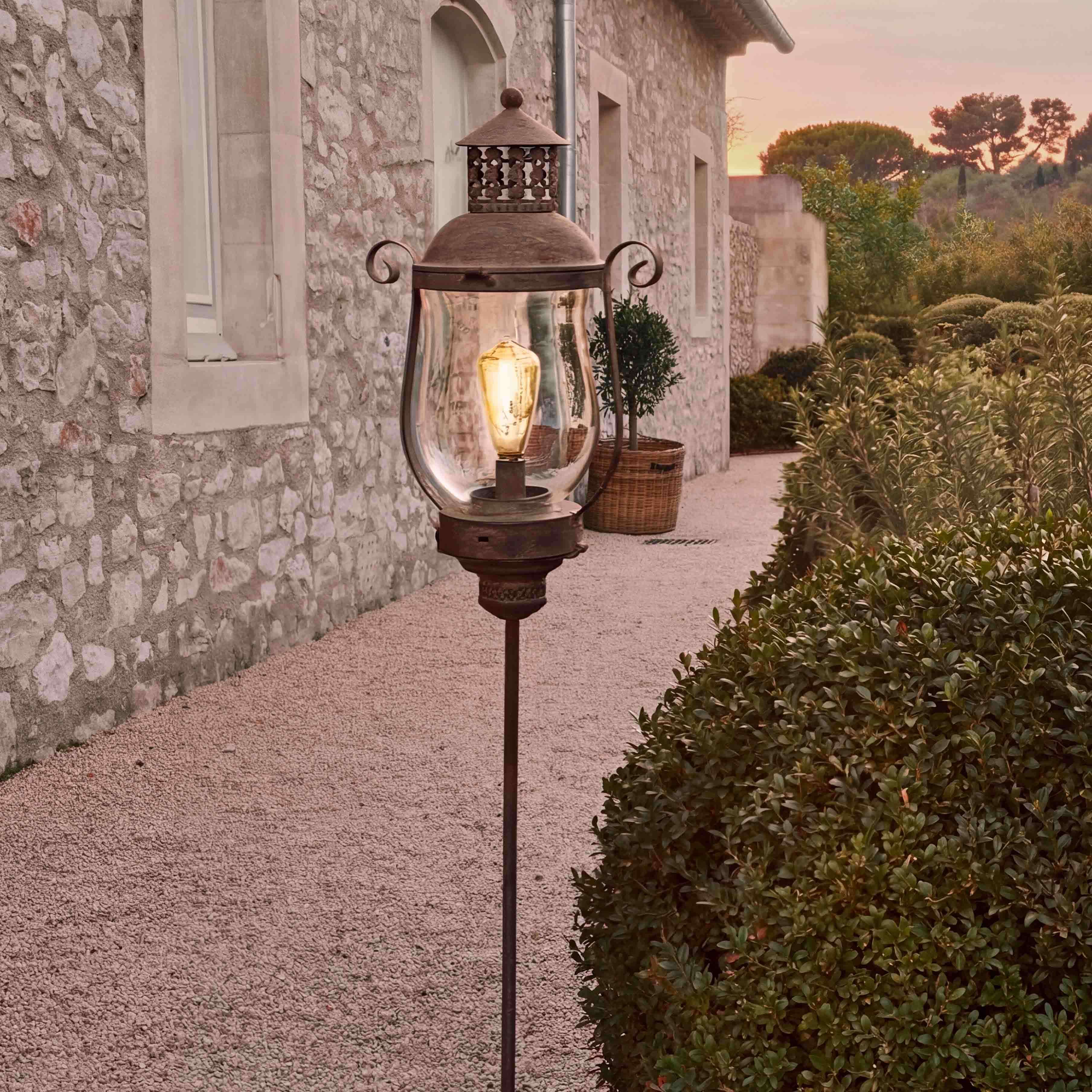 Lanterna da giardino in metallo stile vintage con luce calda, decorazione per sentiero esterno