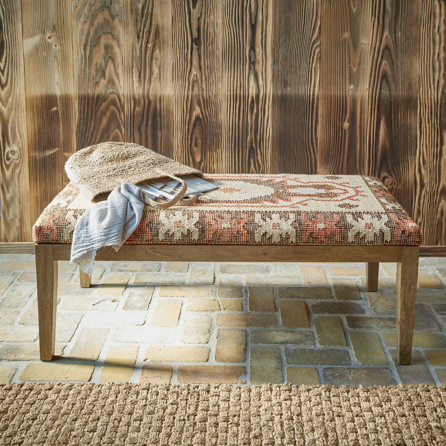 Panca Kadiran Panca con struttura in legno e rivestimento con motivo geometrico in tonalità calde beige e rosse