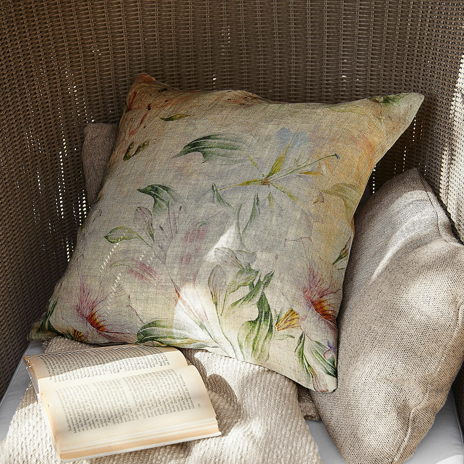 Copricuscino Florevin Cuscino decorativo in lino con motivo floreale in colori naturali su poltrona in vimini
