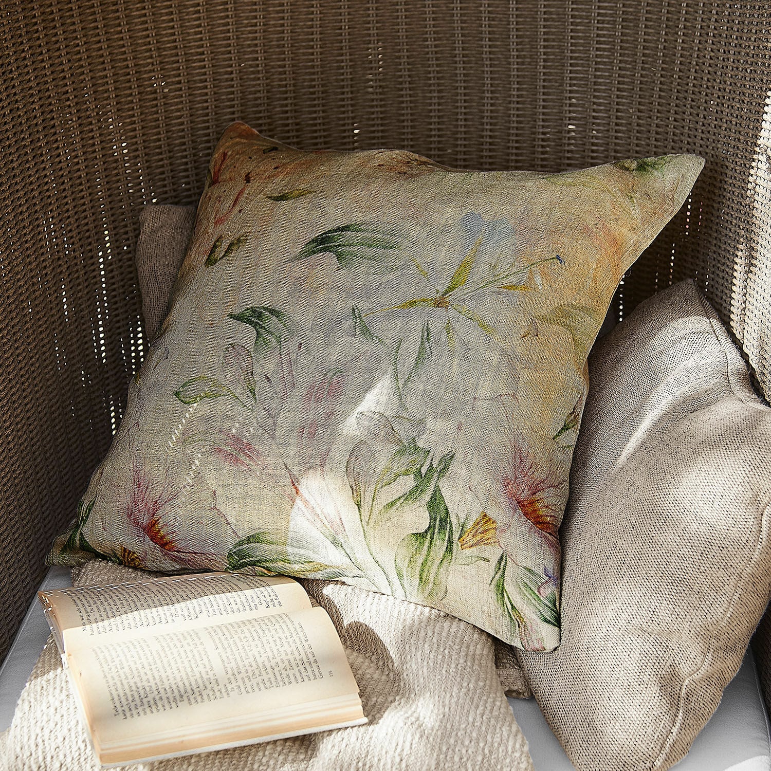 Copricuscino Florevin Cuscino decorativo in lino con motivo floreale in colori naturali su poltrona in vimini