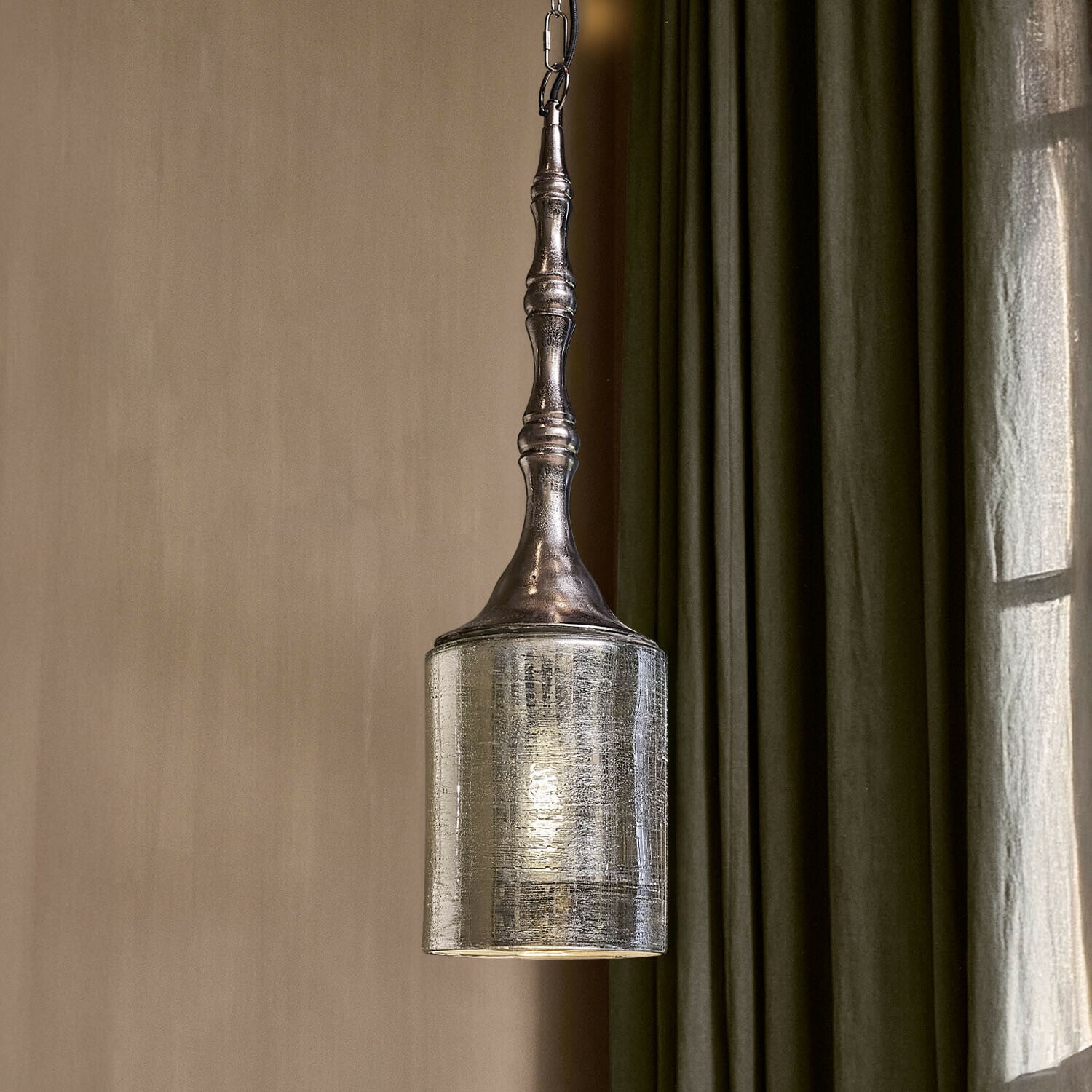 Lampada a sospensione Zahureh Lampada a sospensione con supporto in metallo e paralume in vetro argentato per interni vintage