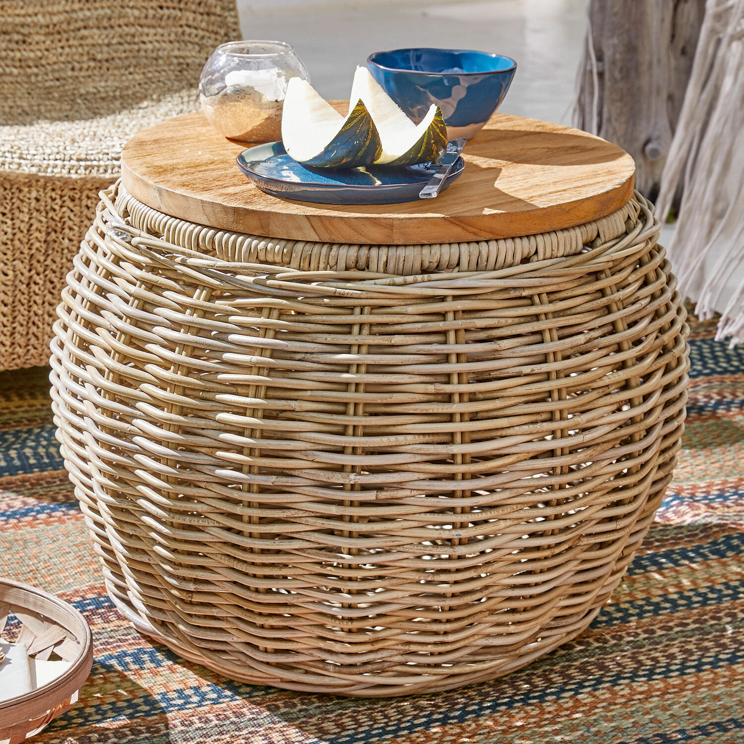 Tavolino di complemento Sartrouville Tavolino rotondo in rattan con piano in legno naturale, perfetto per terrazza o balcone
