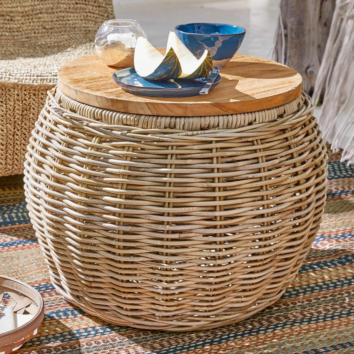 Tavolino di complemento Sartrouville Tavolino rotondo in rattan con piano in legno naturale, perfetto per terrazza o balcone