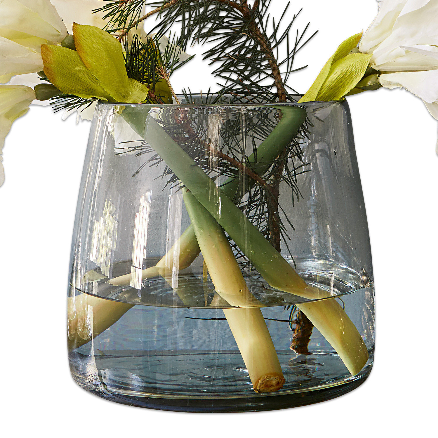Vaso Inga Vaso in vetro trasparente con acqua, steli verdi e fiori bianchi decorativi