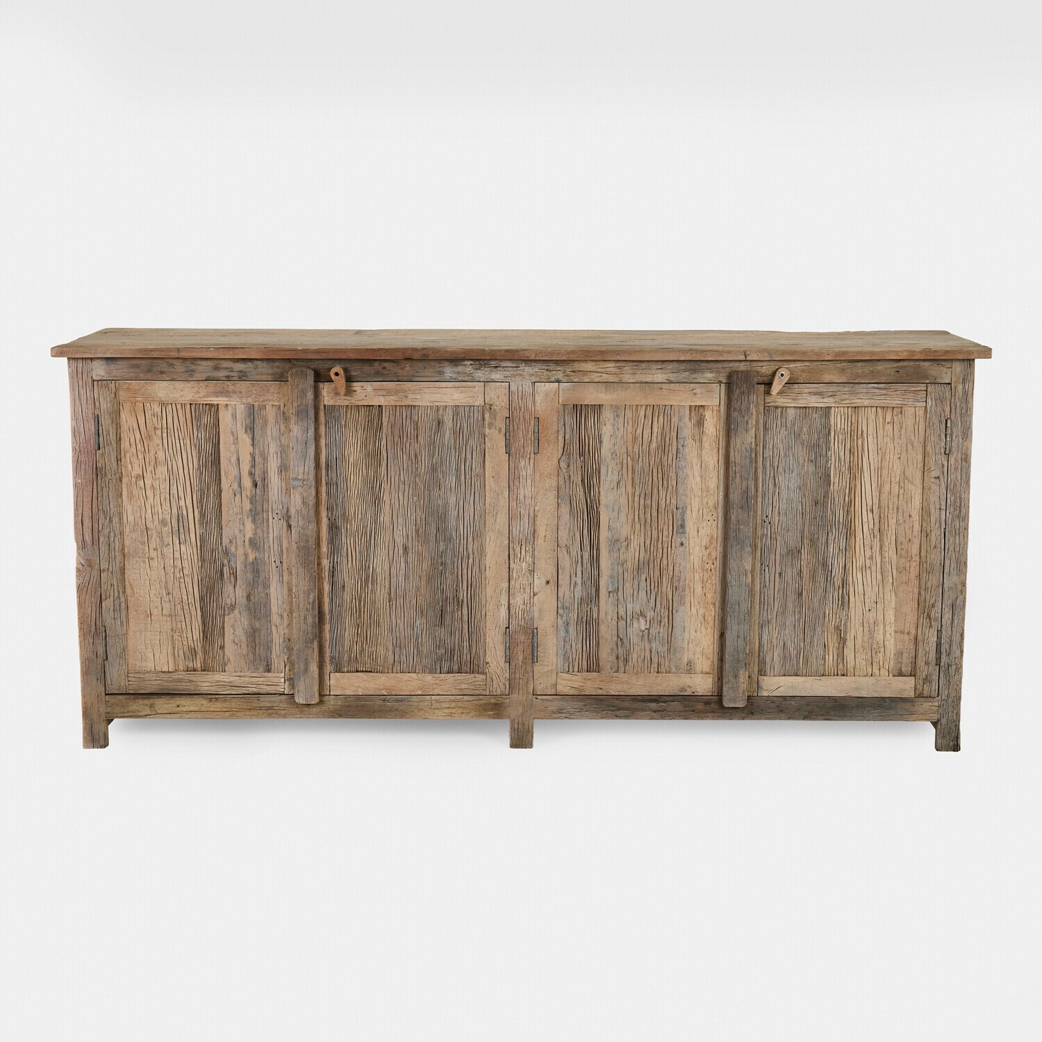 Credenza bassa Corvillon Credenza rustica in legno naturale invecchiato con quattro ante, mobile da soggiorno