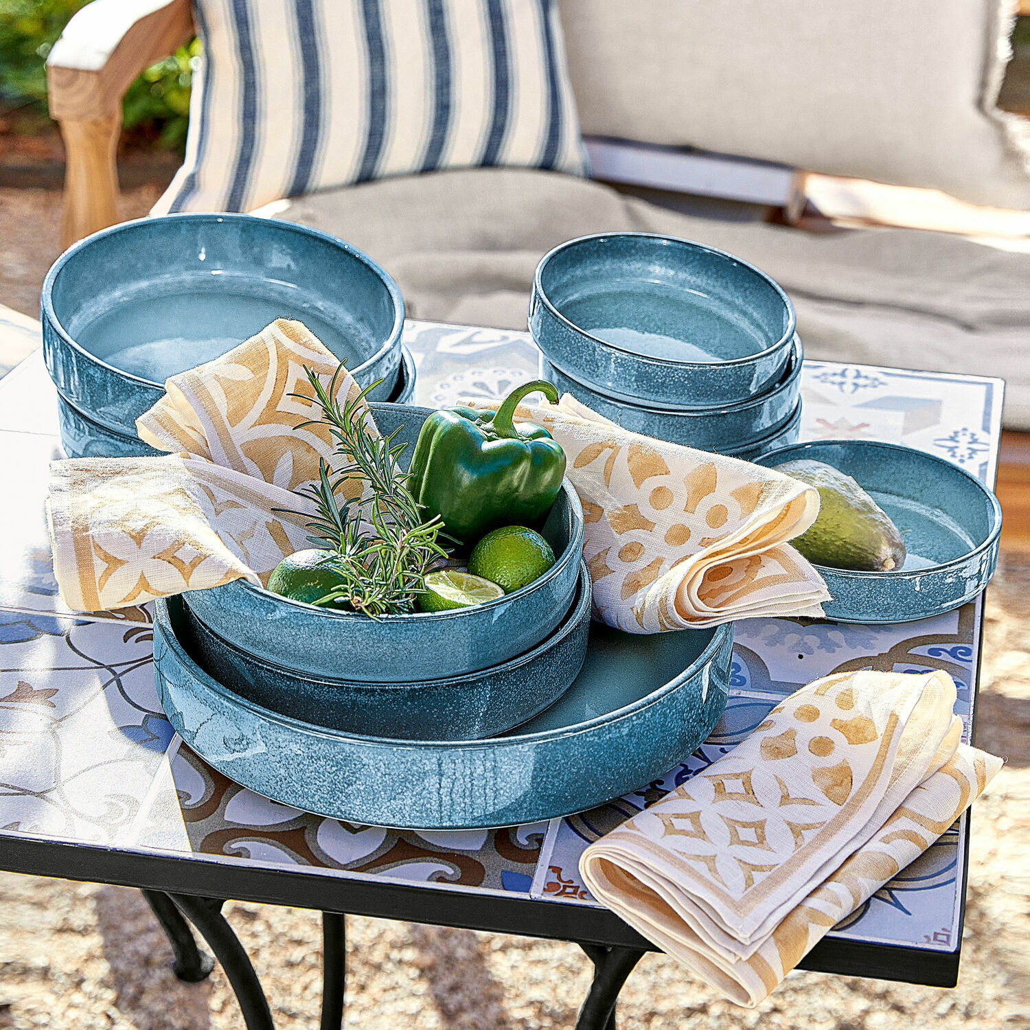 Set di 8 piatti Darney Set di ciotole in ceramica blu su tavolo con tovaglioli decorativi e verdure fresche