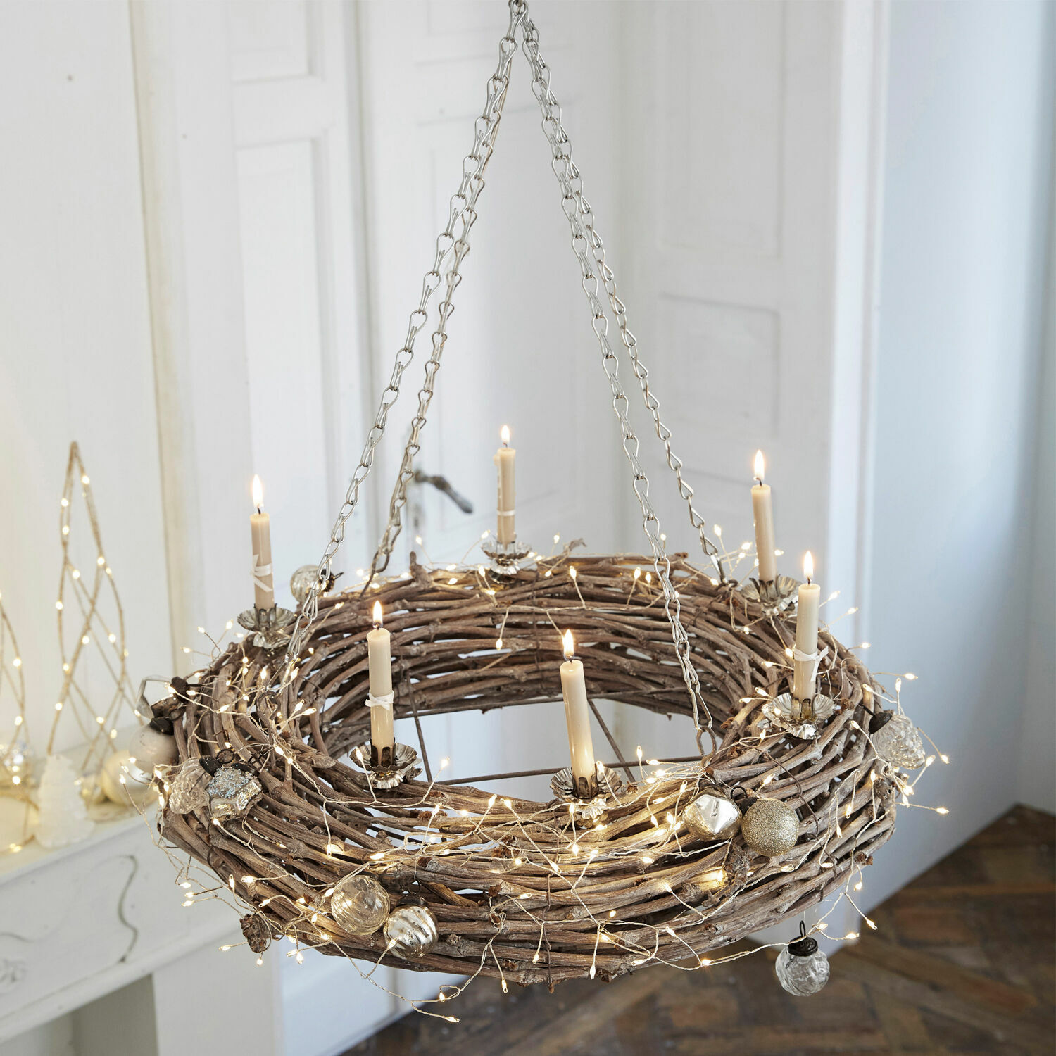 Ghirlanda Adré Corona sospesa di rami con candele bianche e luci LED per decorazione d'interni